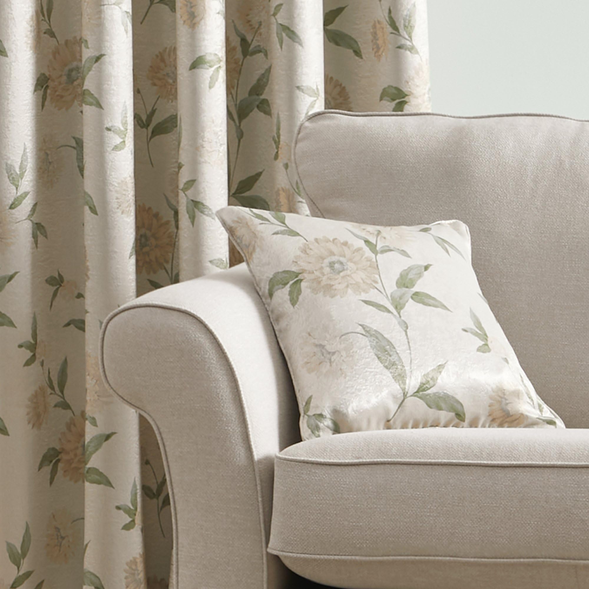 Dreams & Drapes - Natural Floral Cushion (43 x 43cm) - Filling Included - Piped Edge - White Flowers - Vintage Cushion in Natural with Cover Included/Cushion Insert - Matching Curtains Available