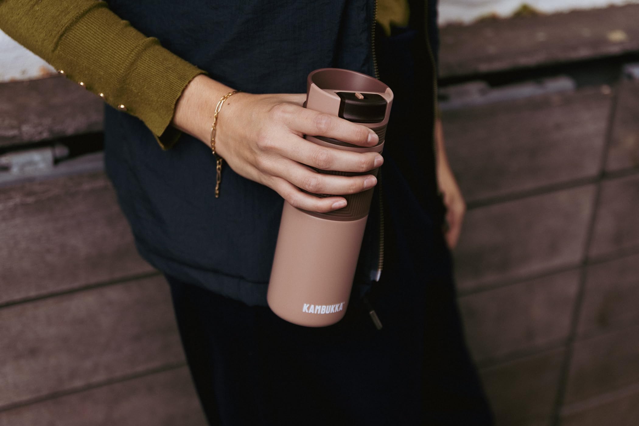 Kambukka Cabo Grip Mug Isotherme en Acier Inoxydable – Gobelet Isotherme, Couvercle 2-en-1 Push-to-Drink, Garde les Boissons Chaudes jusqu’à 9 Heures, Poignée Ergonomique & Base Antidérapante