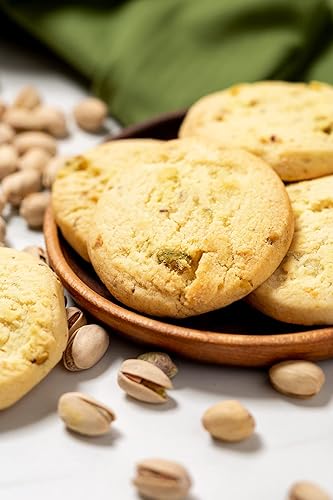 Miniatura 3 de Cesta de regalo gourmet con texto en inglés As Good As Gold Glimmering, llena de palomitas de maíz, galletas y mucho más. Perfecto para regalos de