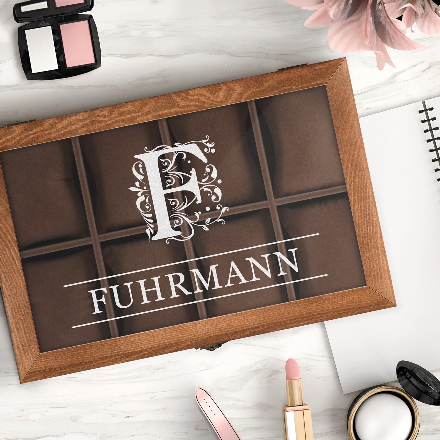 Maverton Uhrenbox mit Gravur - braune Uhren Aufbewahrungsbox für 8 Uhren mit Glasdeckel und Schublade für Schmuck - funktionale Schmuckschatulle für Frauen und Paar - 30x20x12,5cm - Monogramm | Schmuckkästchen mit 8 Fächern und Schublade, für Geburtstag,