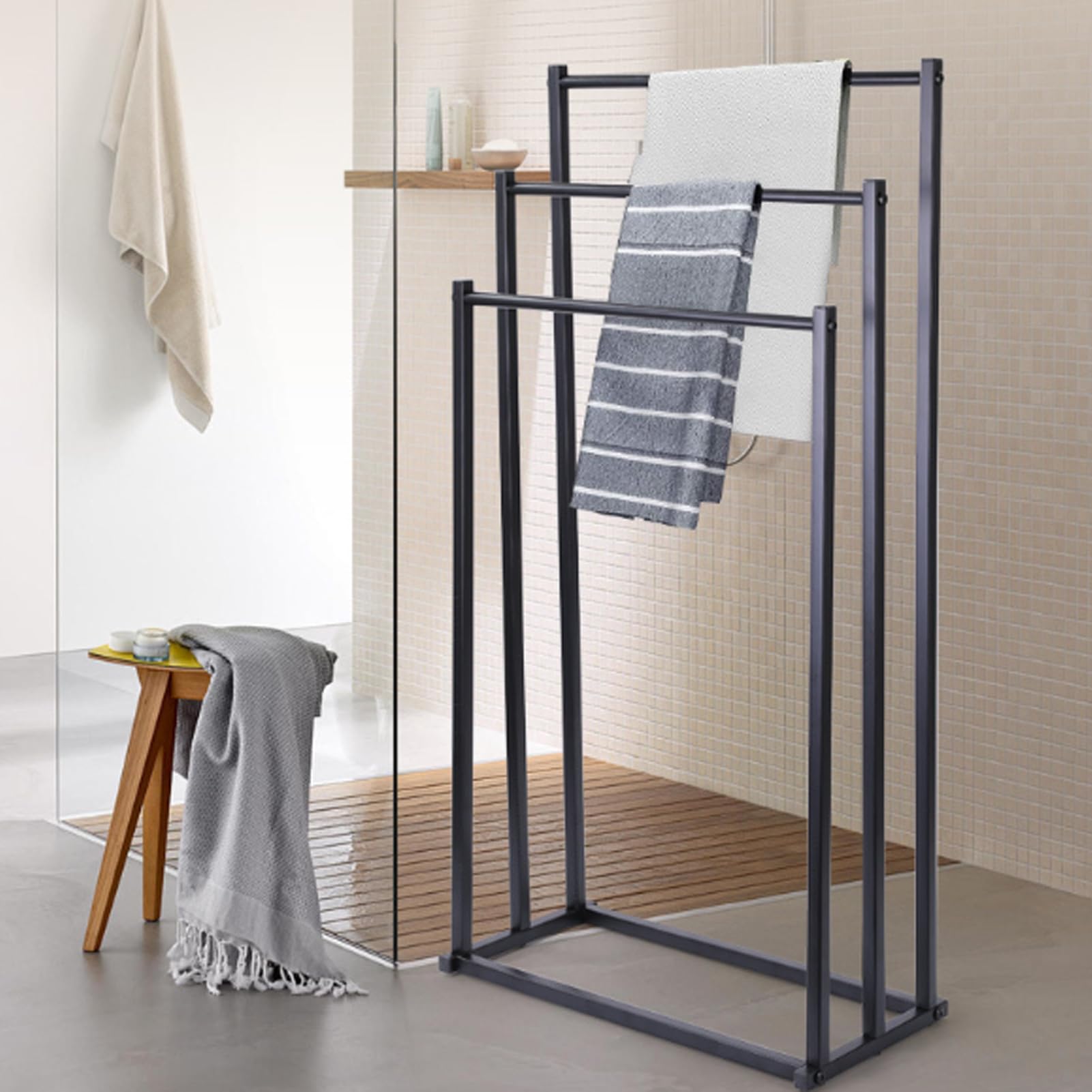 Soporte para mantas en el salón y estante de secado moderno para baños pequeños