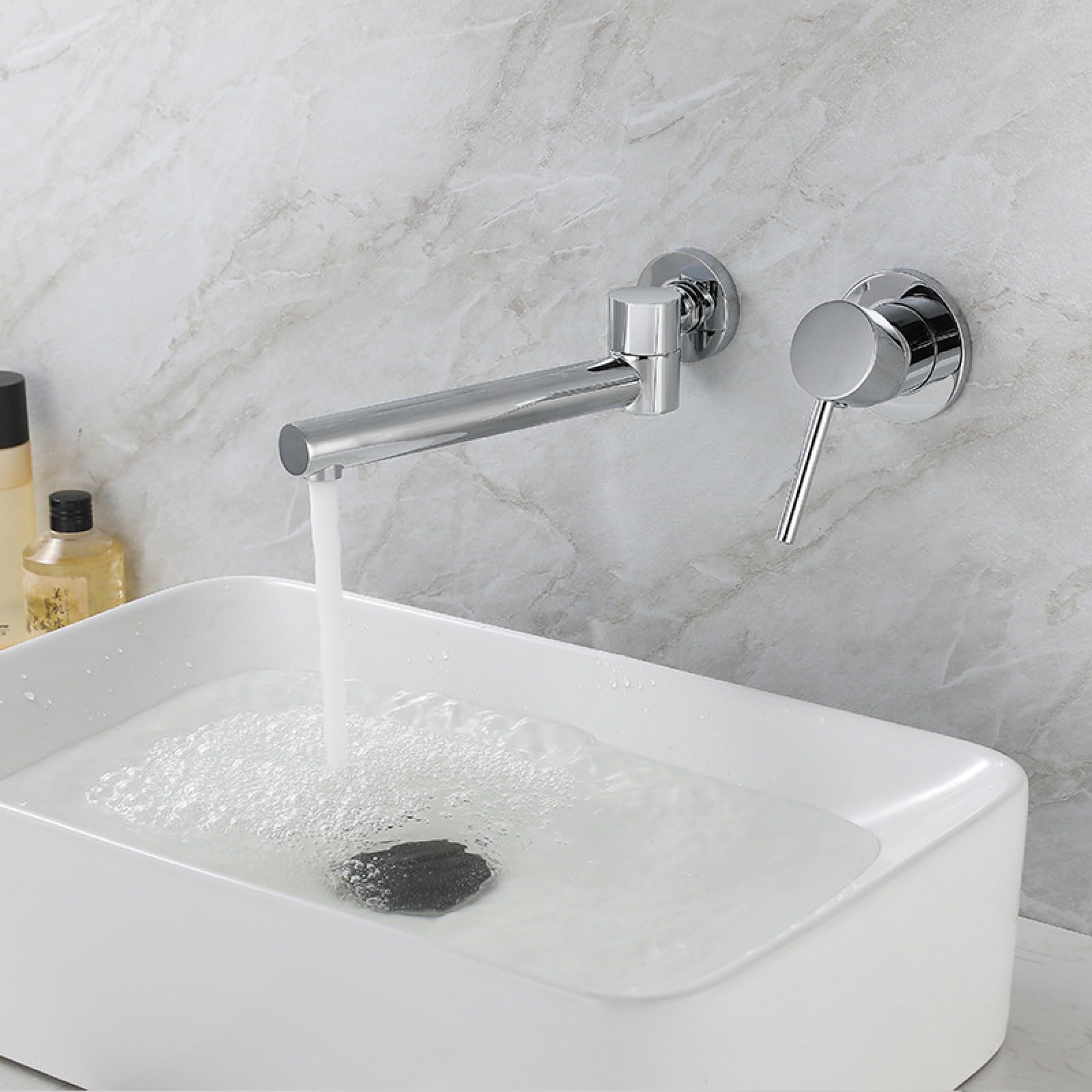 Bec pivotant pour robinet de lavabo mural facilitant la routine matinale dans la salle de bain