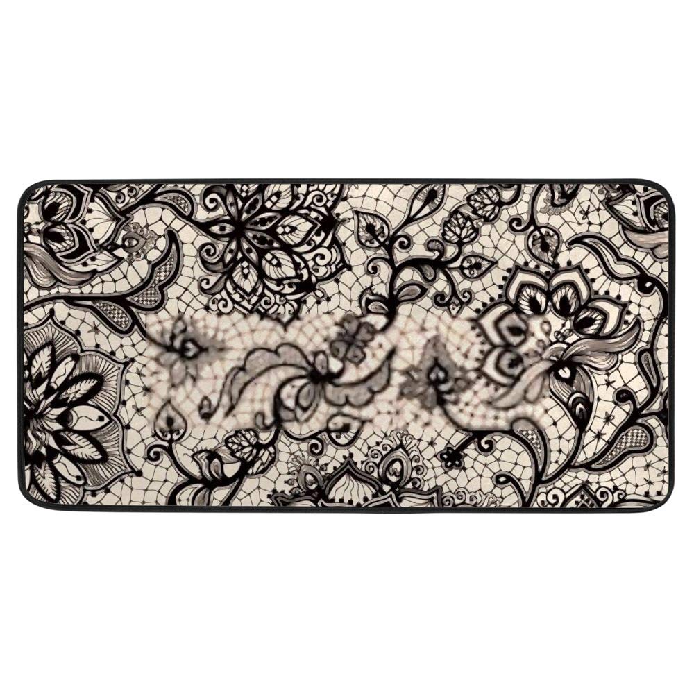 Tapis de cuisine en rotin noir devant l'évier pour un intérieur cosy