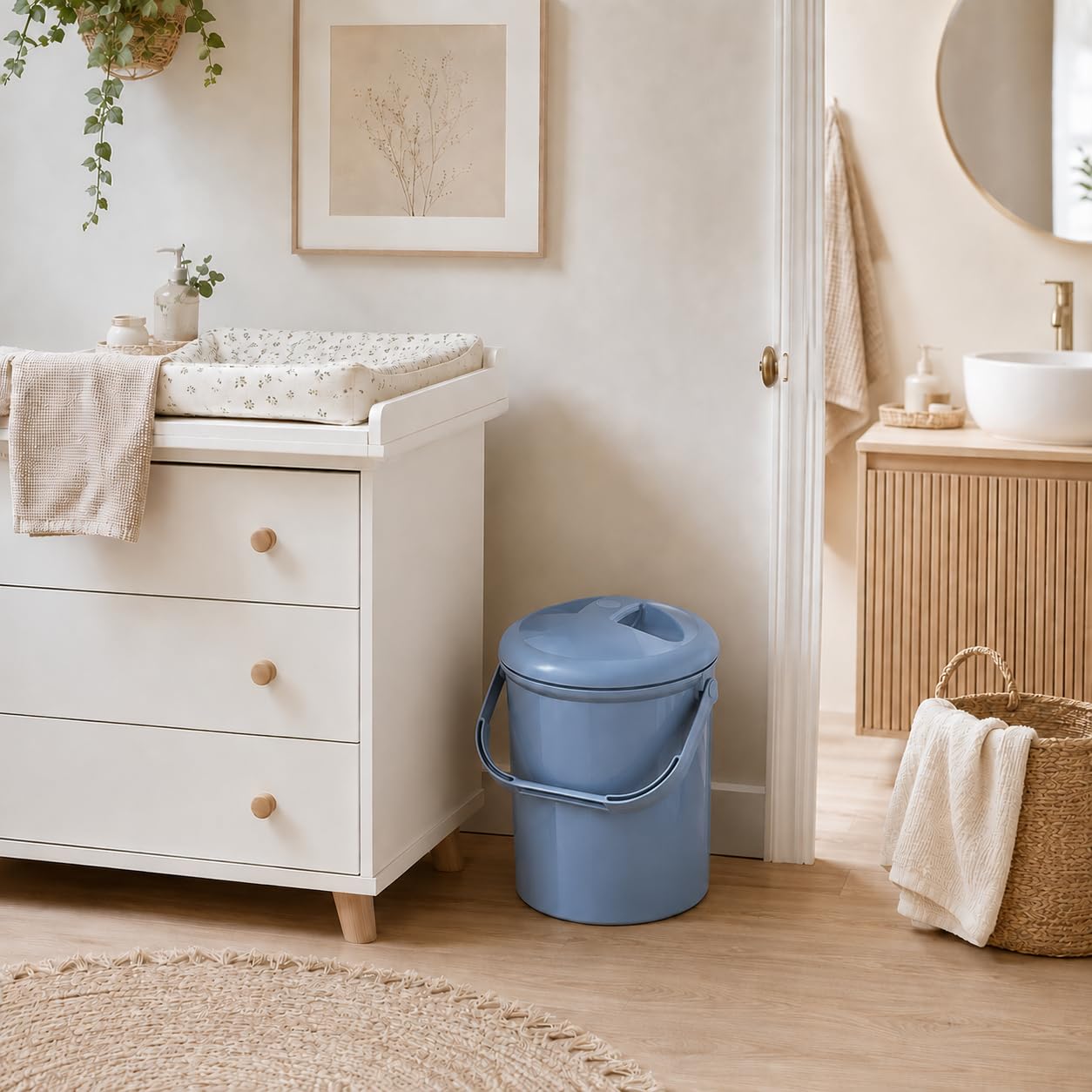 Pojemnik na pieluchy Rotho Babydesign Bella Bambina - odporny na zapachy pojemnik na pieluchy wykonany z plastiku pochodzącego z recyklingu, higieniczny i przyjazny dla środowiska, niebieski