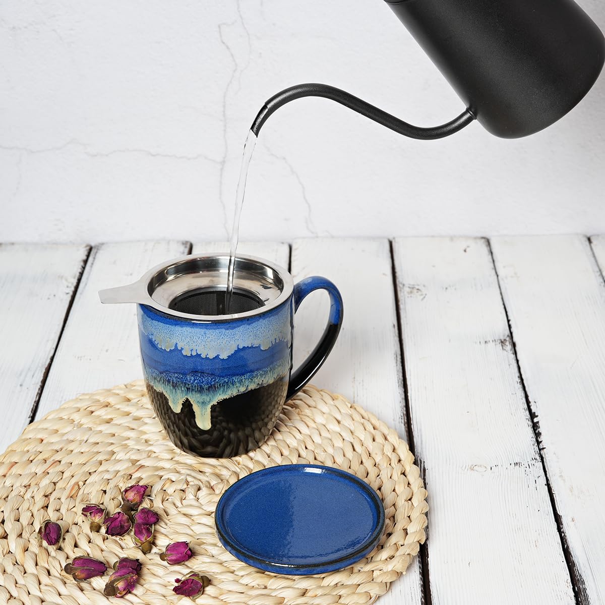 Bosmarlin Ceramiczna filiżanka do herbaty z zaparzaczem i pokrywką, 470 ml, 4 kolory do wyboru, nadaje się do mycia w zmywarce i kuchence mikrofalowej, kubek do herbaty z sitkiem (niebieski)