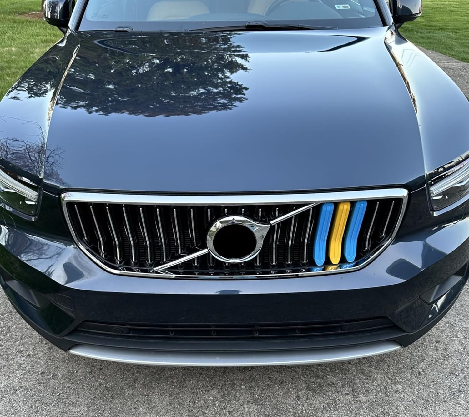 iJDMTOY Exact Fit Sweden Flag Color Grille Decoration Insert Trims Compatible With Volvo 2021-2024 XC40 Vertical Front Grill (Color: Blue/Yellow/Blue)