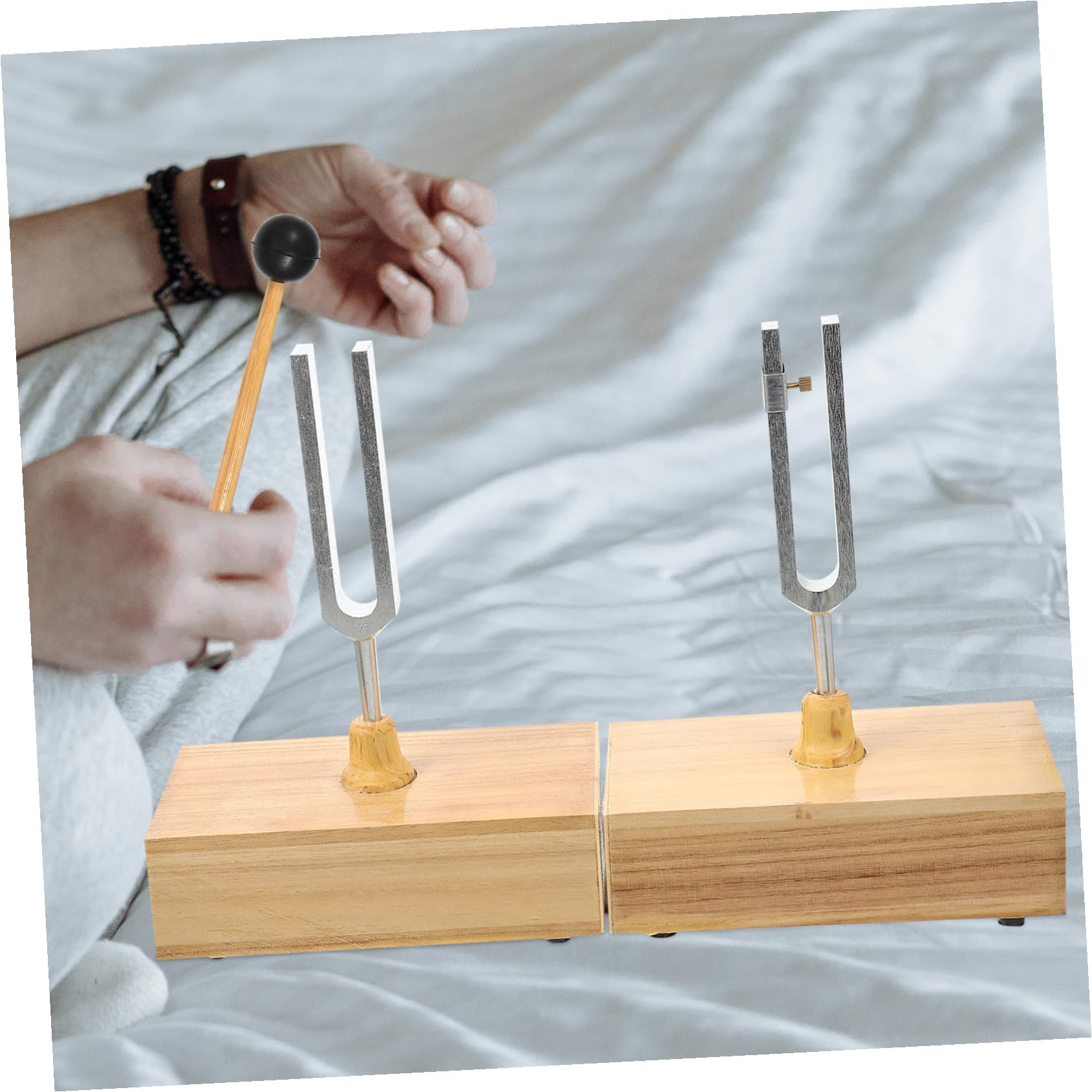 Zerodeko Experiment und Klare Klangfarbe Stimmgabel 440hz mit Holzsockel und Metall Inkl Hammer für Präzises Stimmen bei Physikalischen Akustikexperimenten