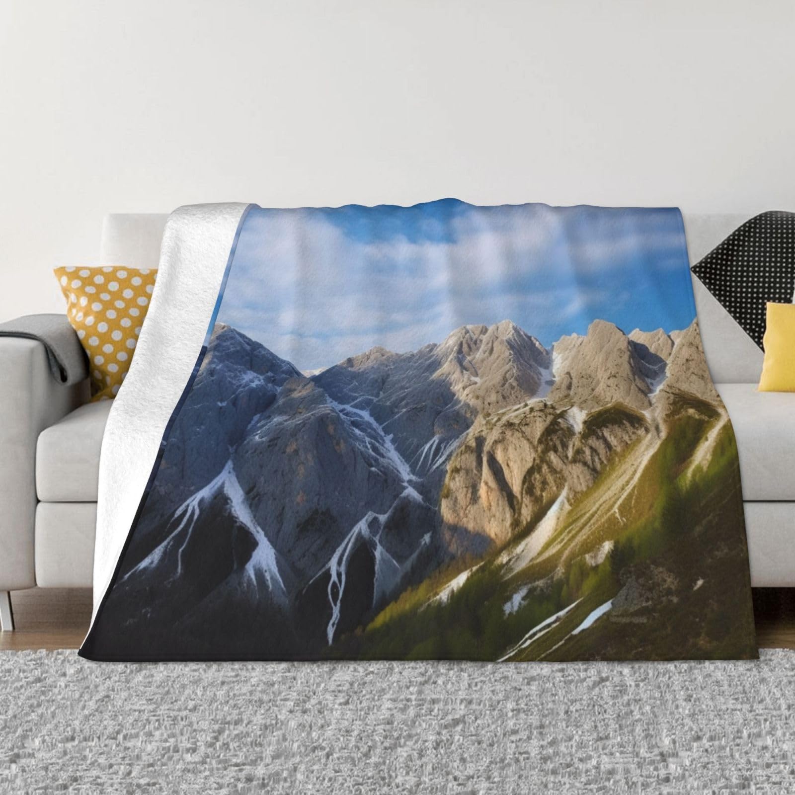Couverture flanelle légère montagnes slovènes pour éliminer les frissons sur votre canapé