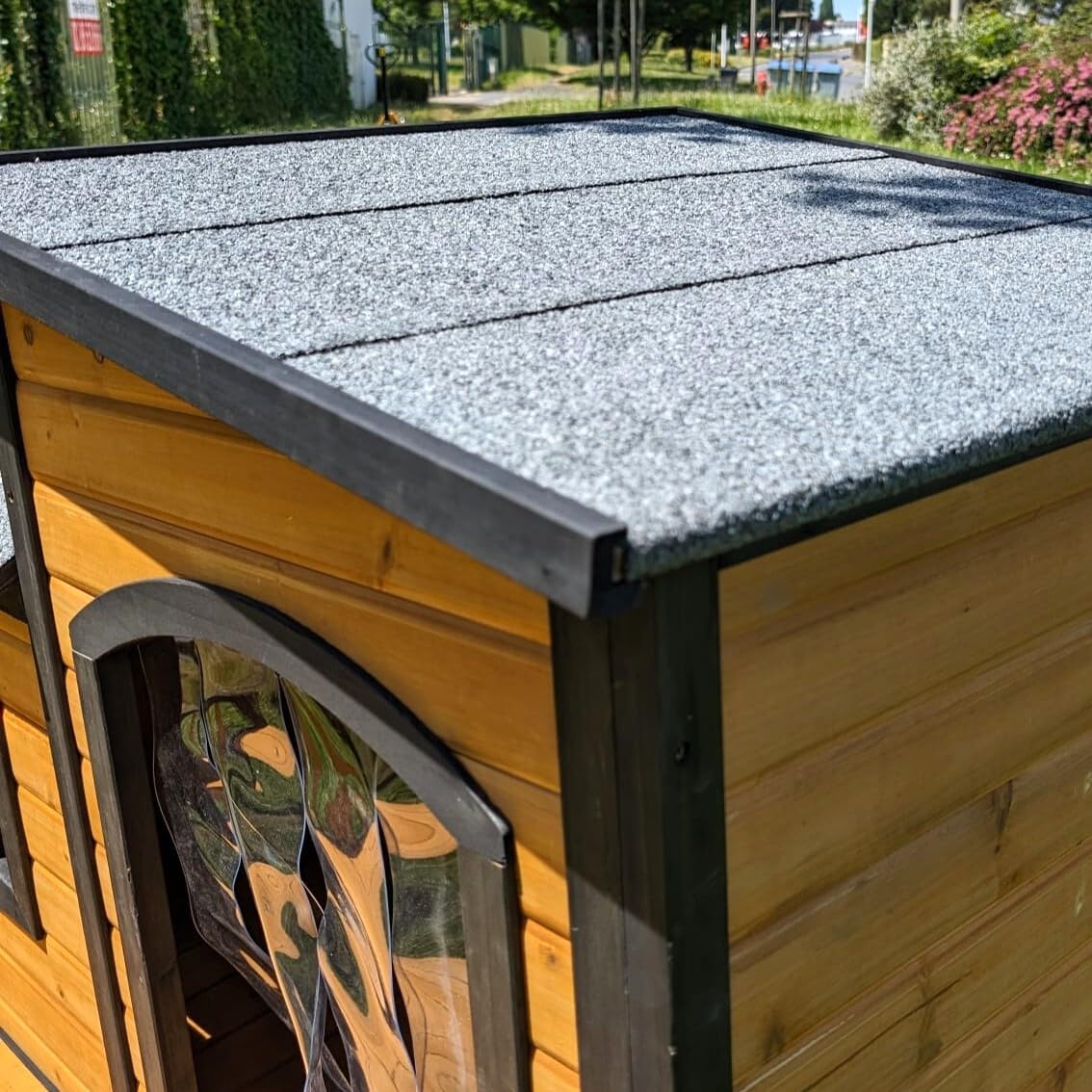 Caseta para perro Border Collie con techo de tejas abatible y terraza Tamaño L