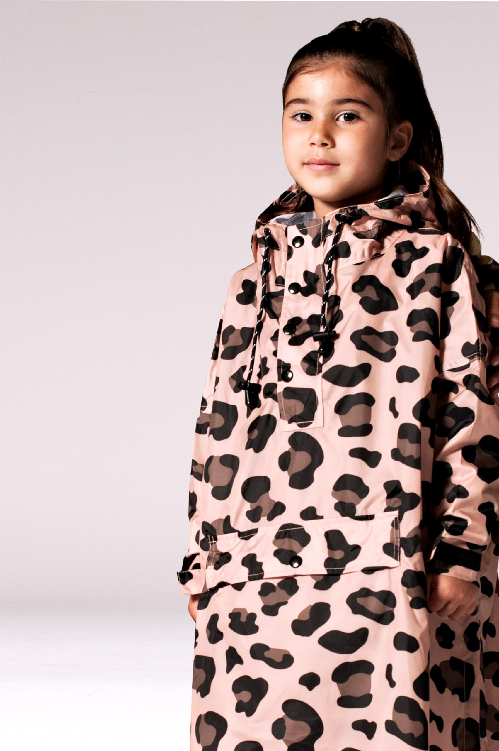Rainkiss – Regeponcho per bambini – Impermeabile – Senza PFAS – 100-120 cm – Rosa – 100% poliestere riciclato – Design: Rose Panther