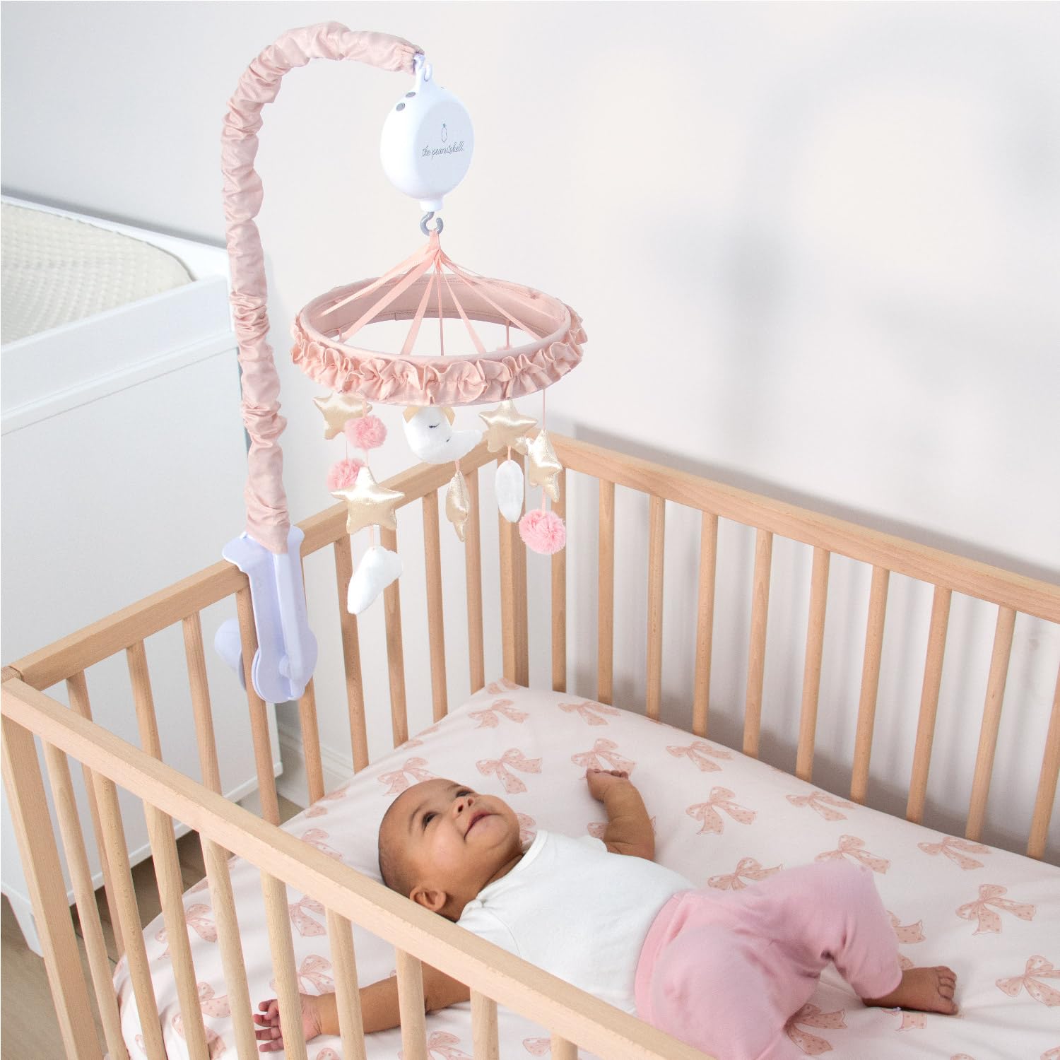 The Peanutshell Móvil de cuna para niñas – Cuna móvil musical para bebé con 12 canciones de cuna y control de volumen, decoración de guardería rosa celestial, bonitos accesorios para guardería