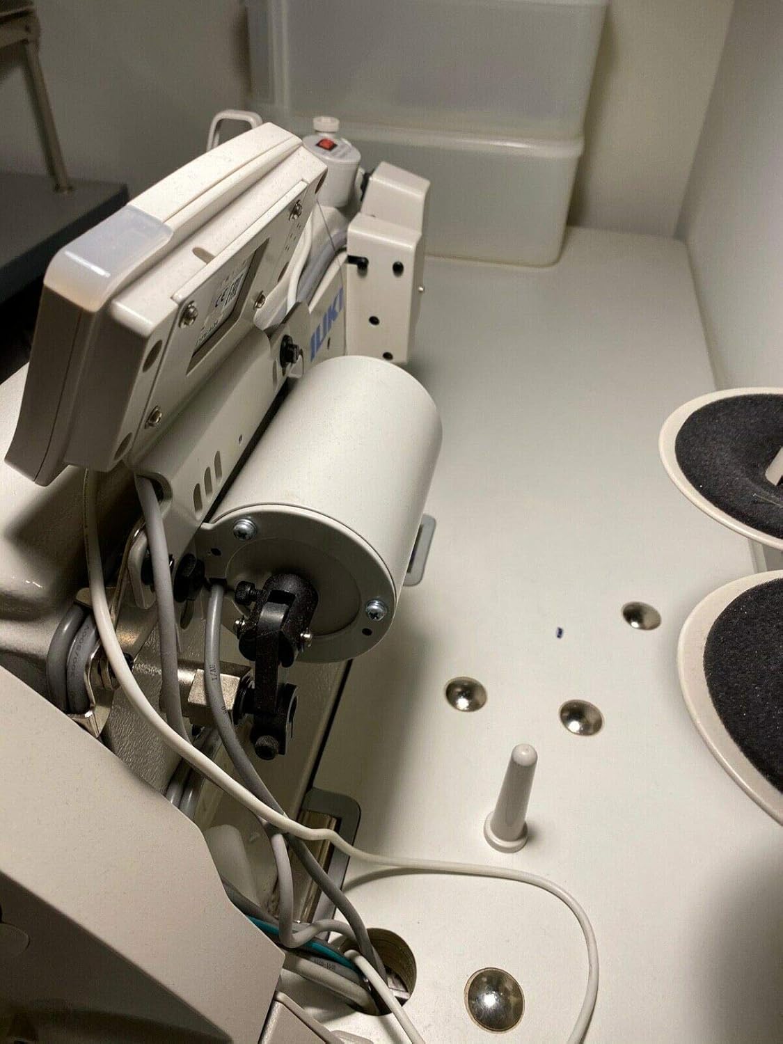 จากบนลงล่าง view of the Juki DDL-8700-7 sewing machine head