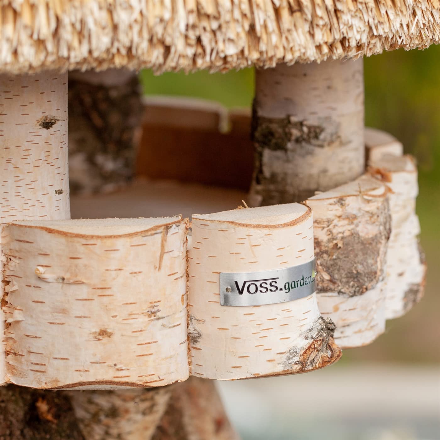 VOSS.garden Vogelhaus Amrum mit Reetdach, Naturbelassene Birke 33cm große Futterplatte, Vogelhäuschen Futterhaus Futterstation Naturbelassene Vogelvilla