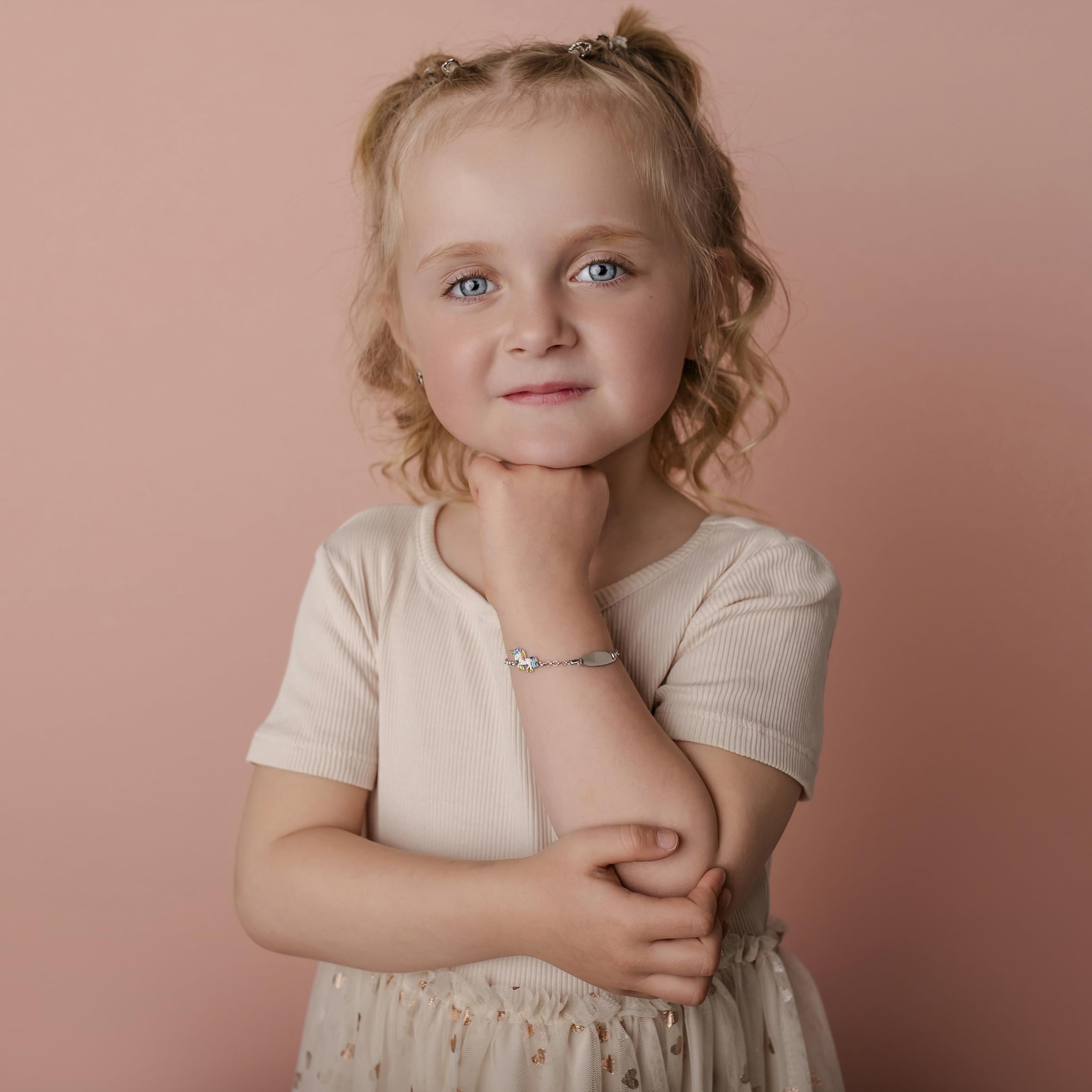 Sakrami Personalisierbares Armband für Kinder aus 925er Silber mit Emailliertem Einhorn mit Gravierbarem Plättchen - Armband zur Geburt Kommunion oder Taufe