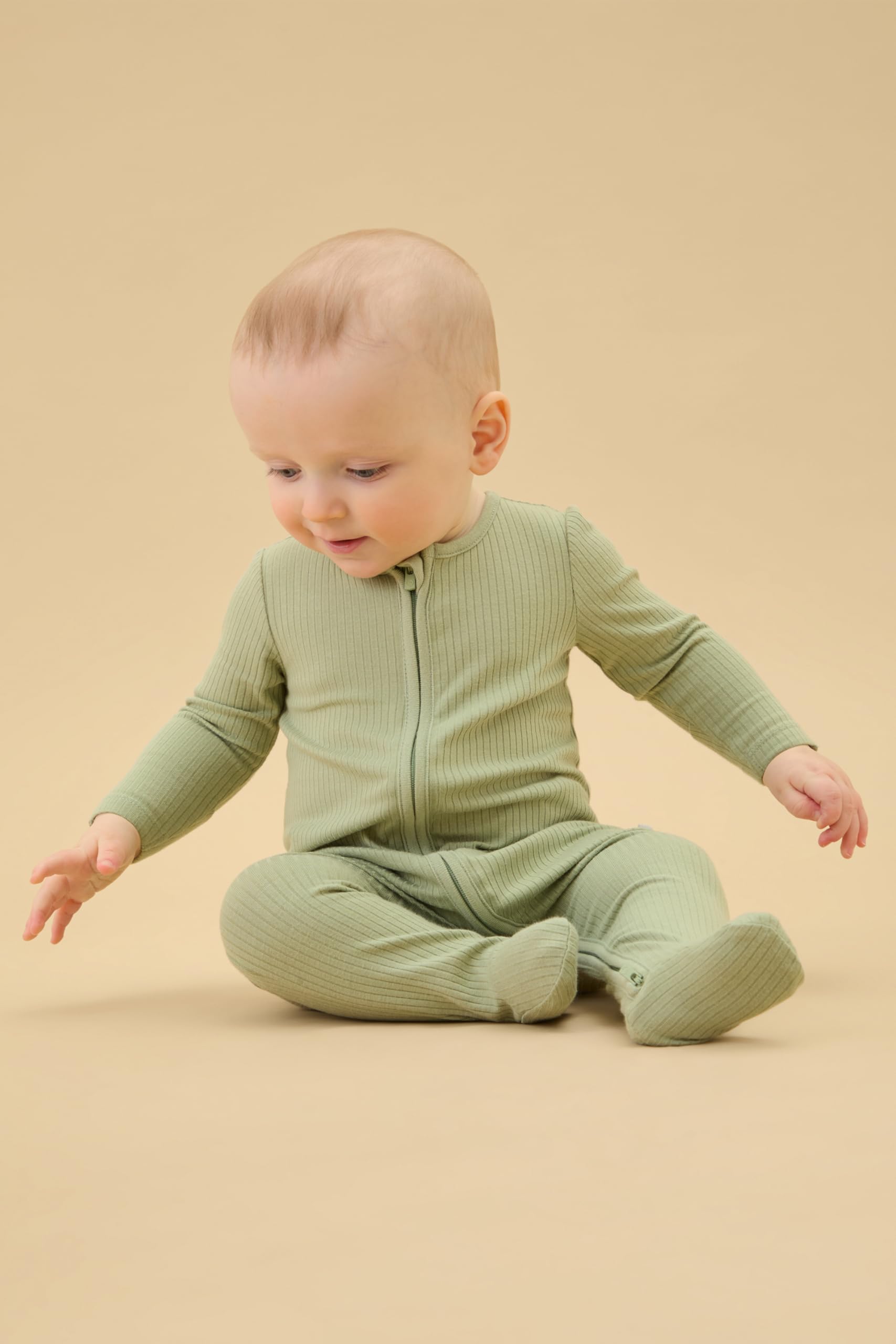 MORI Pijama unisex de canalé con cremallera bidireccional para bebé en color salvia - Ropa de dormir cómoda de bambú y algodón orgánico - Pijama para niños pequeños con diseño de pies - 12-18 meses