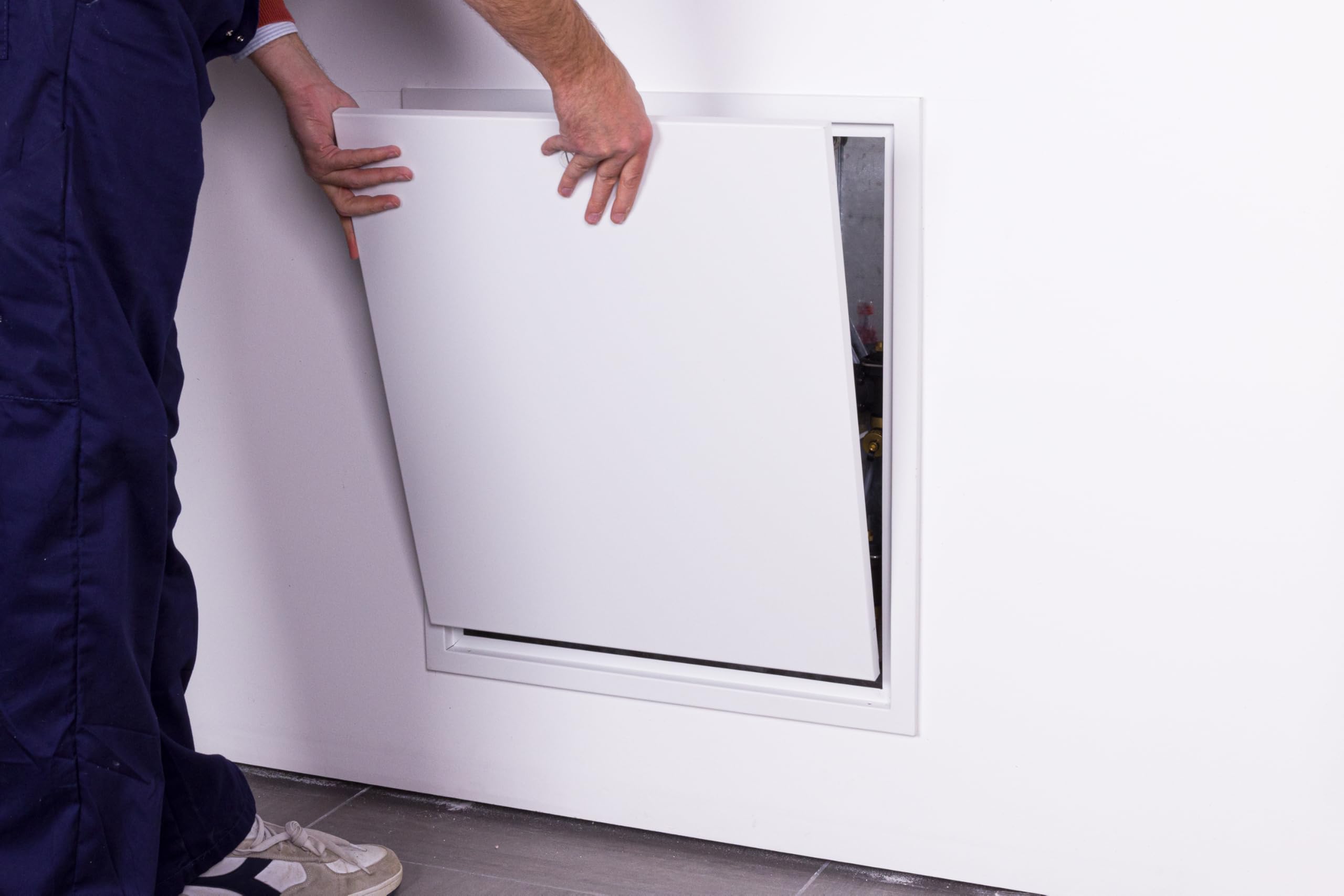Coffret métal encastrable pour collecteurs de 2 à 6 départs avec un système d’ouverture rapide et une porte amovible, pour une installation discrète dans le mur NOYON & THIEBAULT