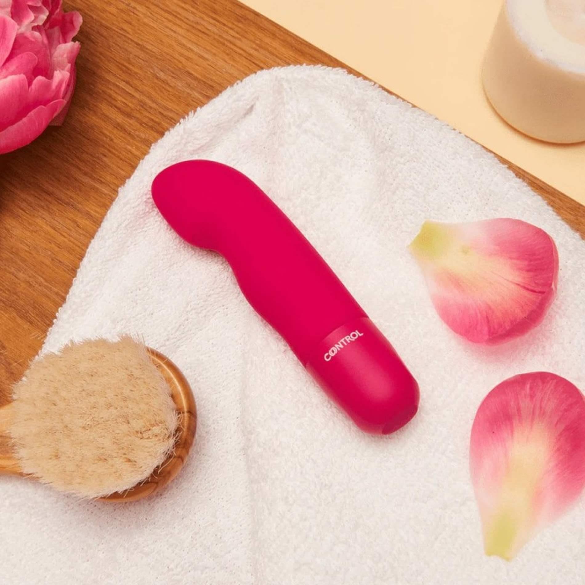 Control Cosmic Pleasure, Mini Stimolatore con Design a Curva, Silicone medico senza Ftalati e Skin Friendly, Impermeabile e sommergibile (IPX7)