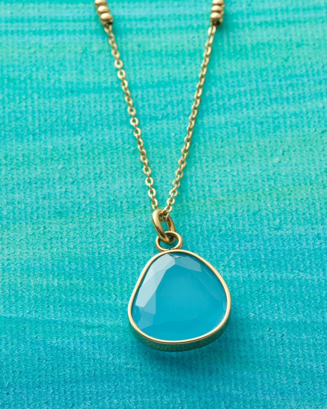 JEWELS BY LEONARDO Collana Ciao Evi • Collana con ancora a specchio in acciaio inox dorato • Collana con mini sfere • Ciondolo in pietra di vetro azzurra • Lunghezza 50-55 cm • Gioielli da donna