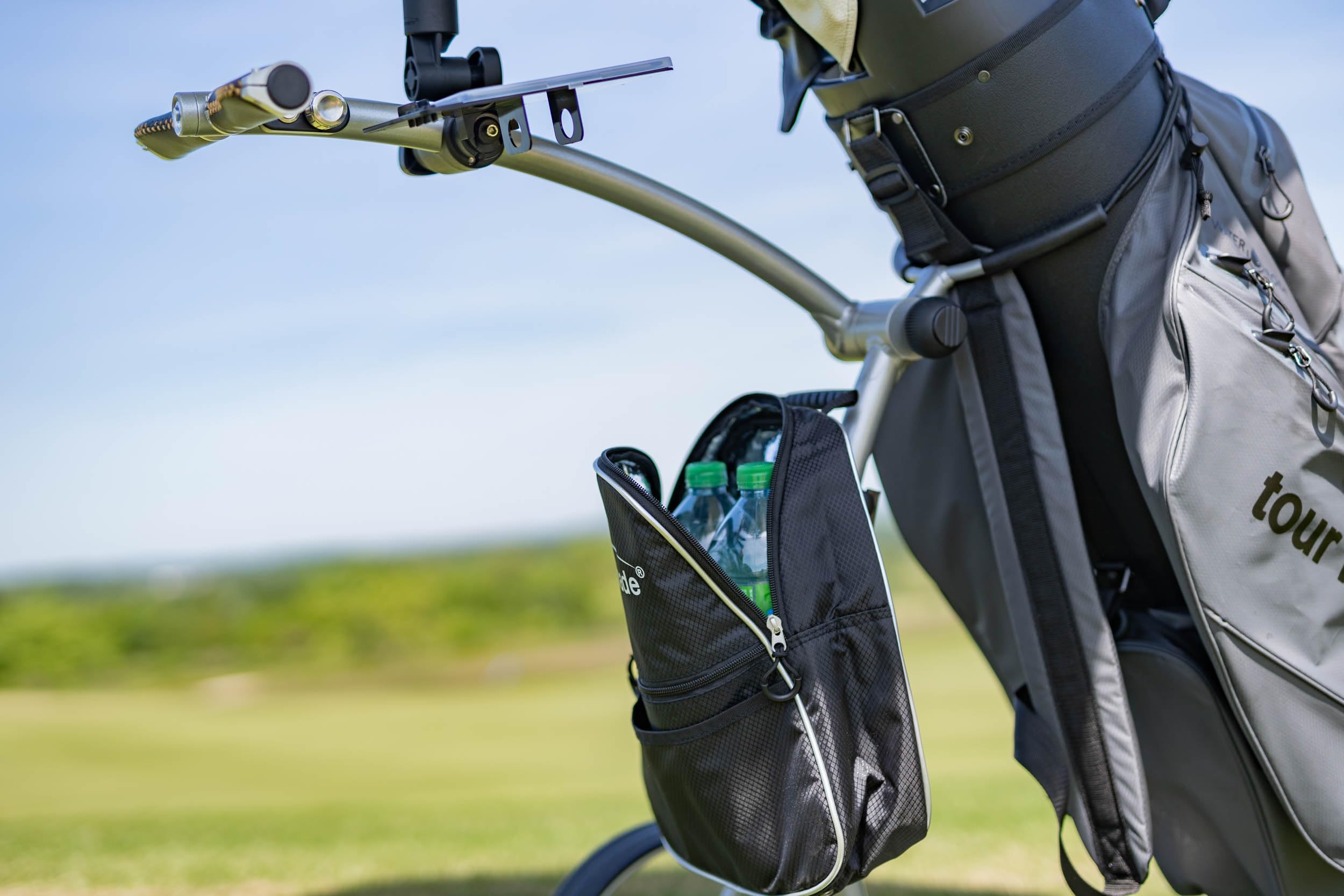 tour made Caddy Cooler I Kühl- und Accessoiretasche für Elektro- & Push Golftrolleys I Auch für Haicaddy-Trolleys und andere Marken mit ähnlichem Rahmen