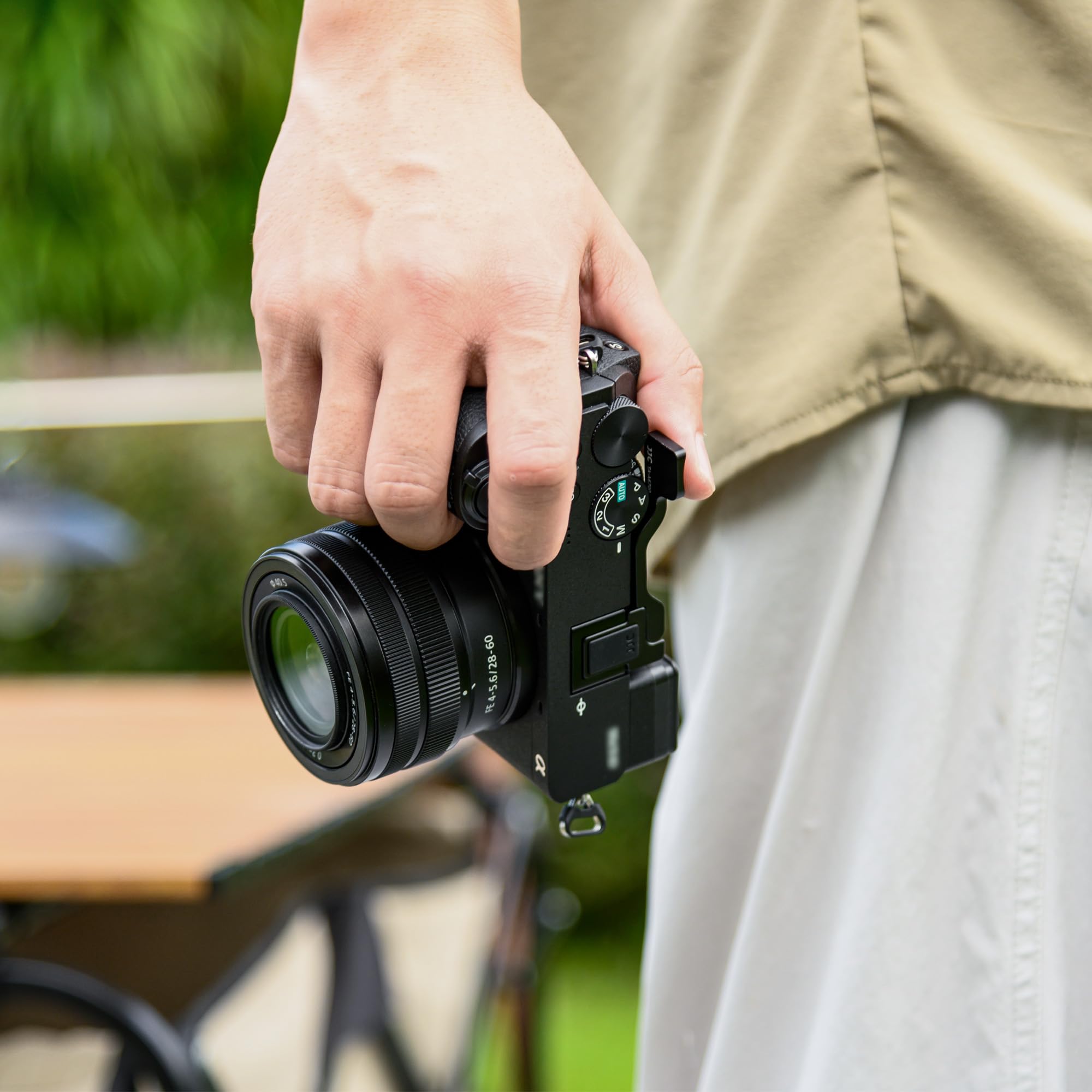 JJC A6700 Poignée Pliable de Pouce pour Sony Alpha 6700 A6700 Appareil Photo, ILCE-6700 Poignée Améliorée de Pouce Griffe en Alliage Aluminium avec Protecteur Rembourré en Silicone