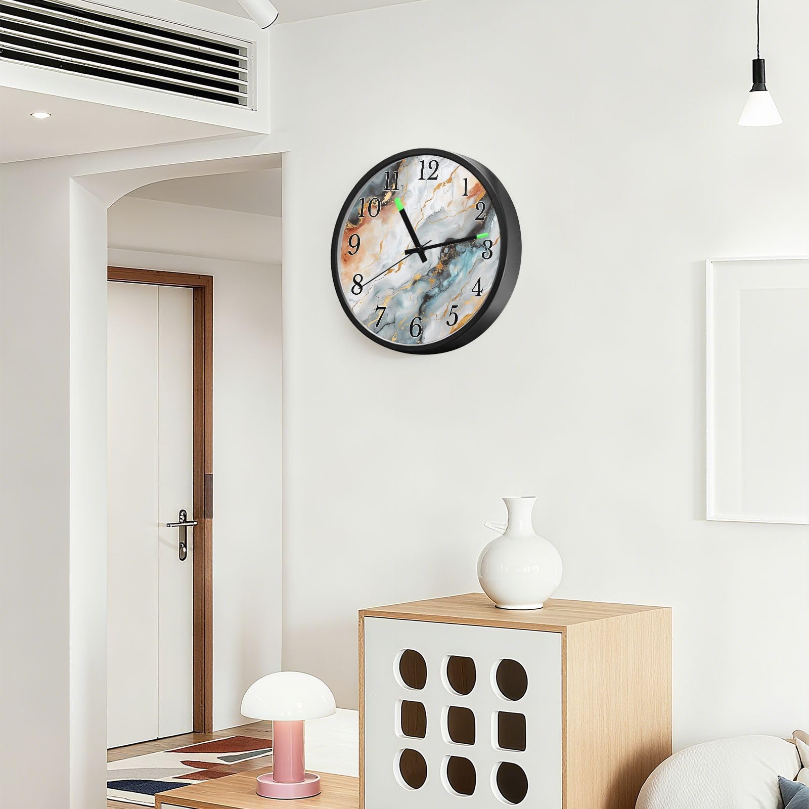 Mnsruu Reloj de pared luminoso 4234 de mármol, reloj de pared que brilla en la oscuridad, funciona con pilas, silencioso, sin tictac, luz nocturna para dormitorio