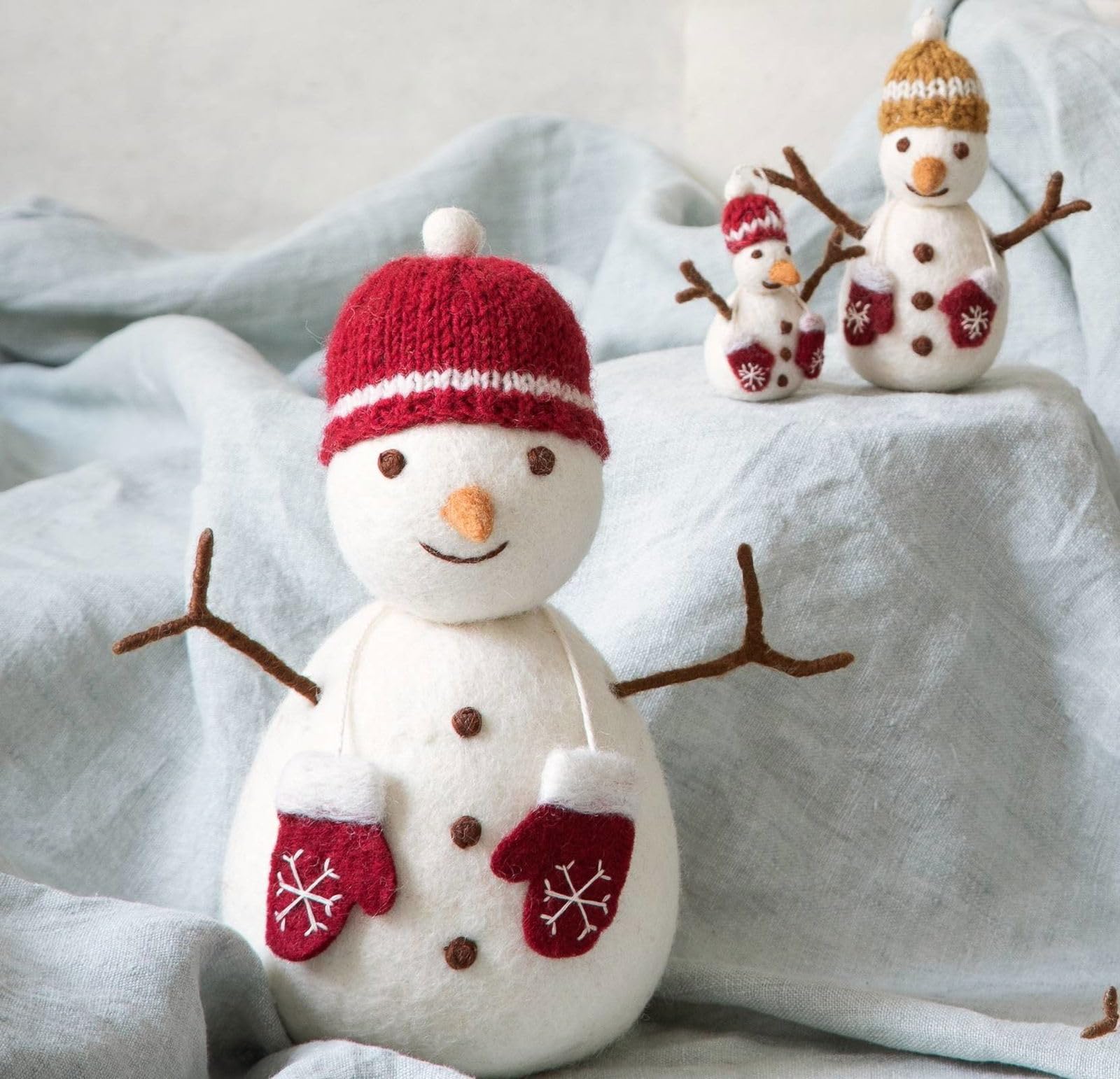 Gry & Sif Handgemacht & Fairtrade-Zertifiziert | Stilvolles dänisches Design X Nepali Kunsthandwerker | Großer Schneemann mit roter Mütze & Fäustlingen