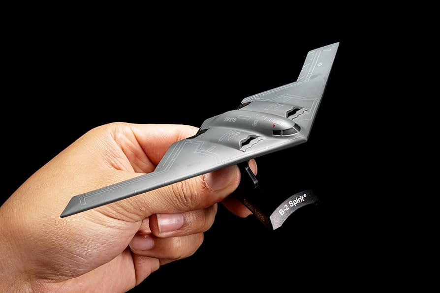 1/100 U.S.A.F. Ｂ-2 SPIRIT ステルス戦略爆撃機完成品模型 1/100 U.S.A.F. B-2 SPIRIT ステルス戦略爆撃機完成品模型