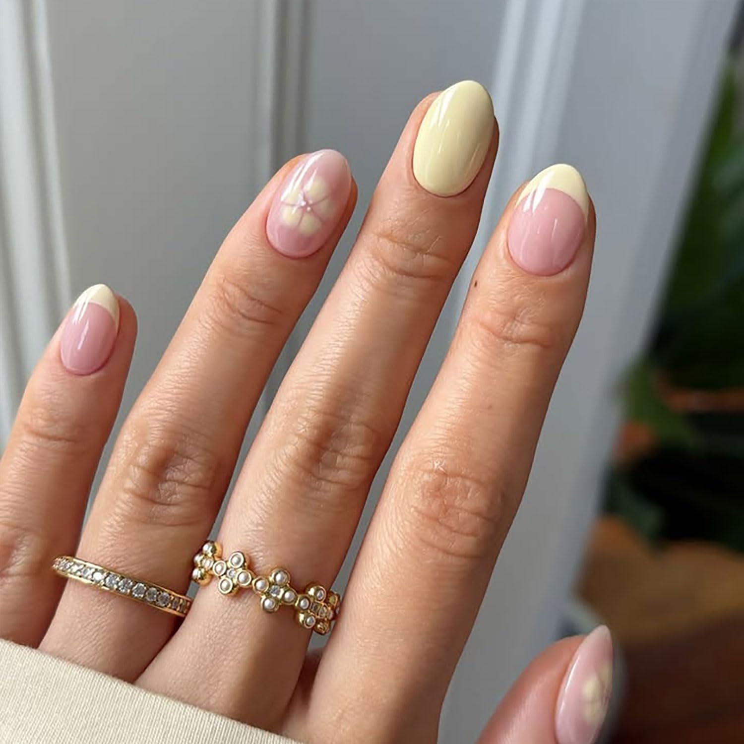 Künstliche Fingernägel, Blume, zum Aufdrücken, kurz, Mandel, zum Aufkleben, Gelb, glänzend, mit französischem Spitzen-Design, Acryl-Nägel, zum Aufkleben für Damen und Mädchen, 24 Stück