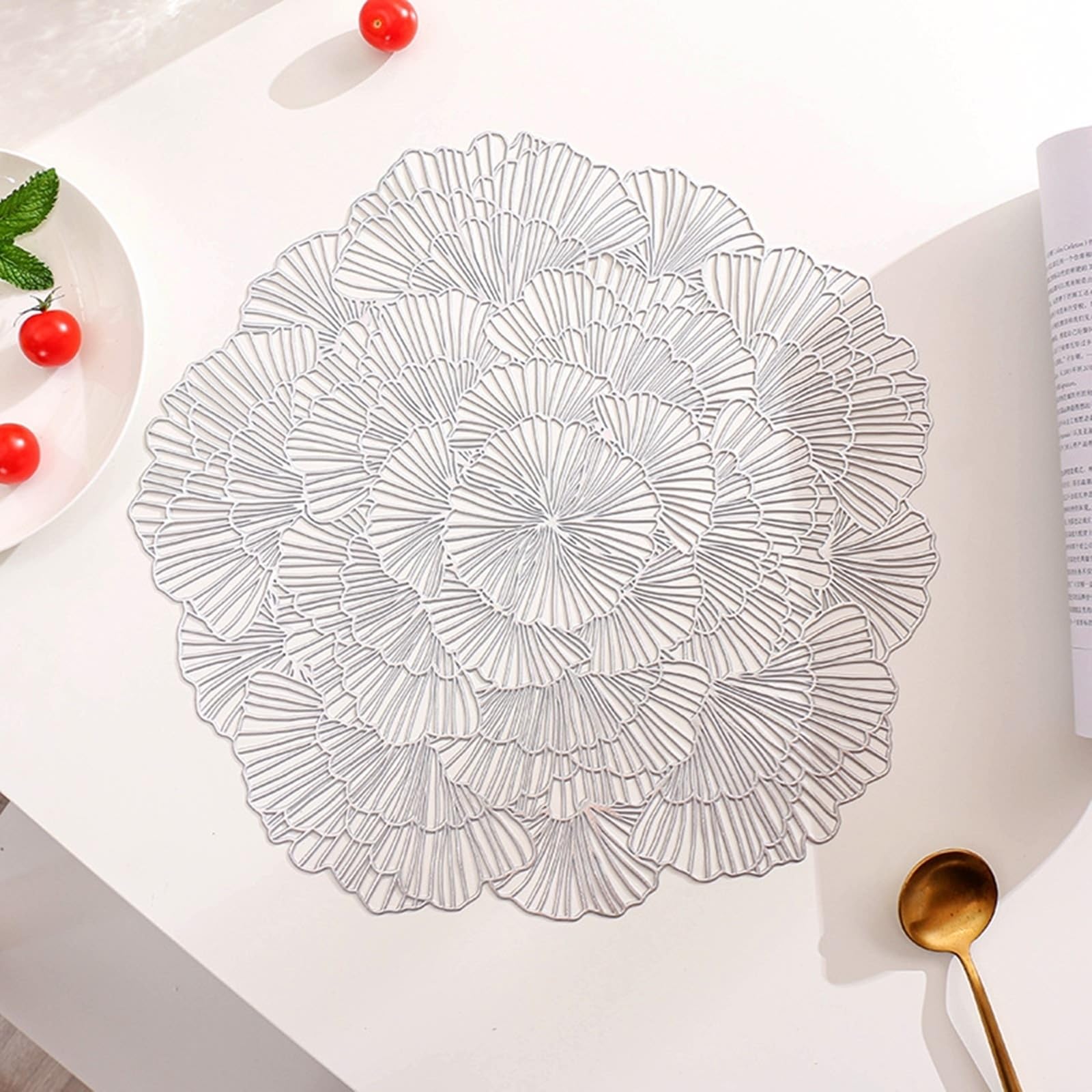 Set de table argenté ajouré pour sublimer vos dîners de fête et repas de mariage