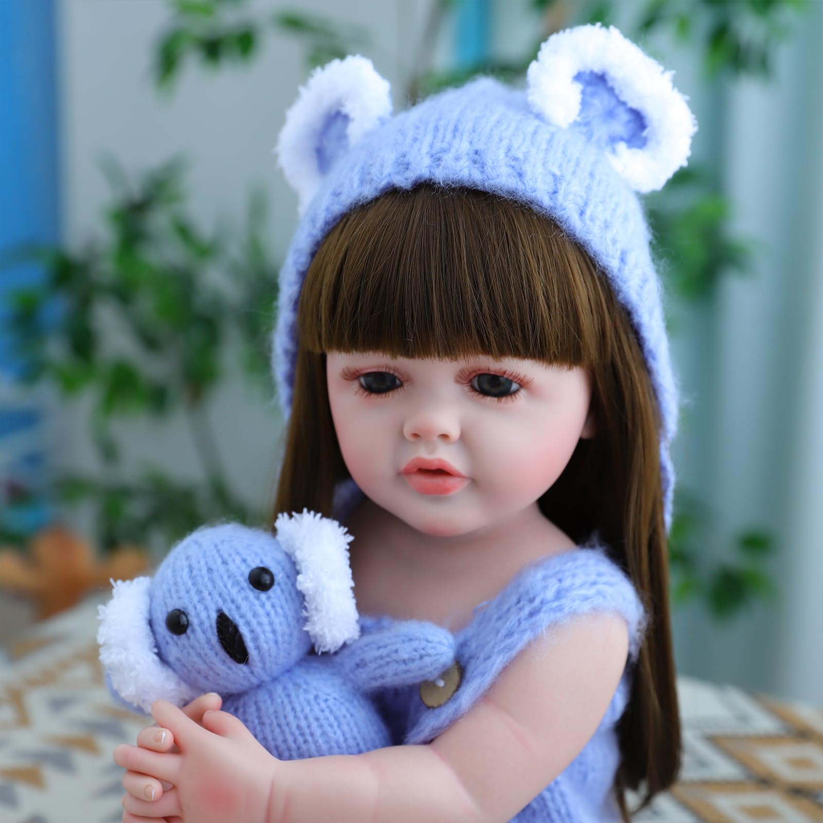 truly soft Realistyczna lalka do zabawy z długimi brązowymi włosami, dzierganym fioletowym strojem i misiem, 55 cm