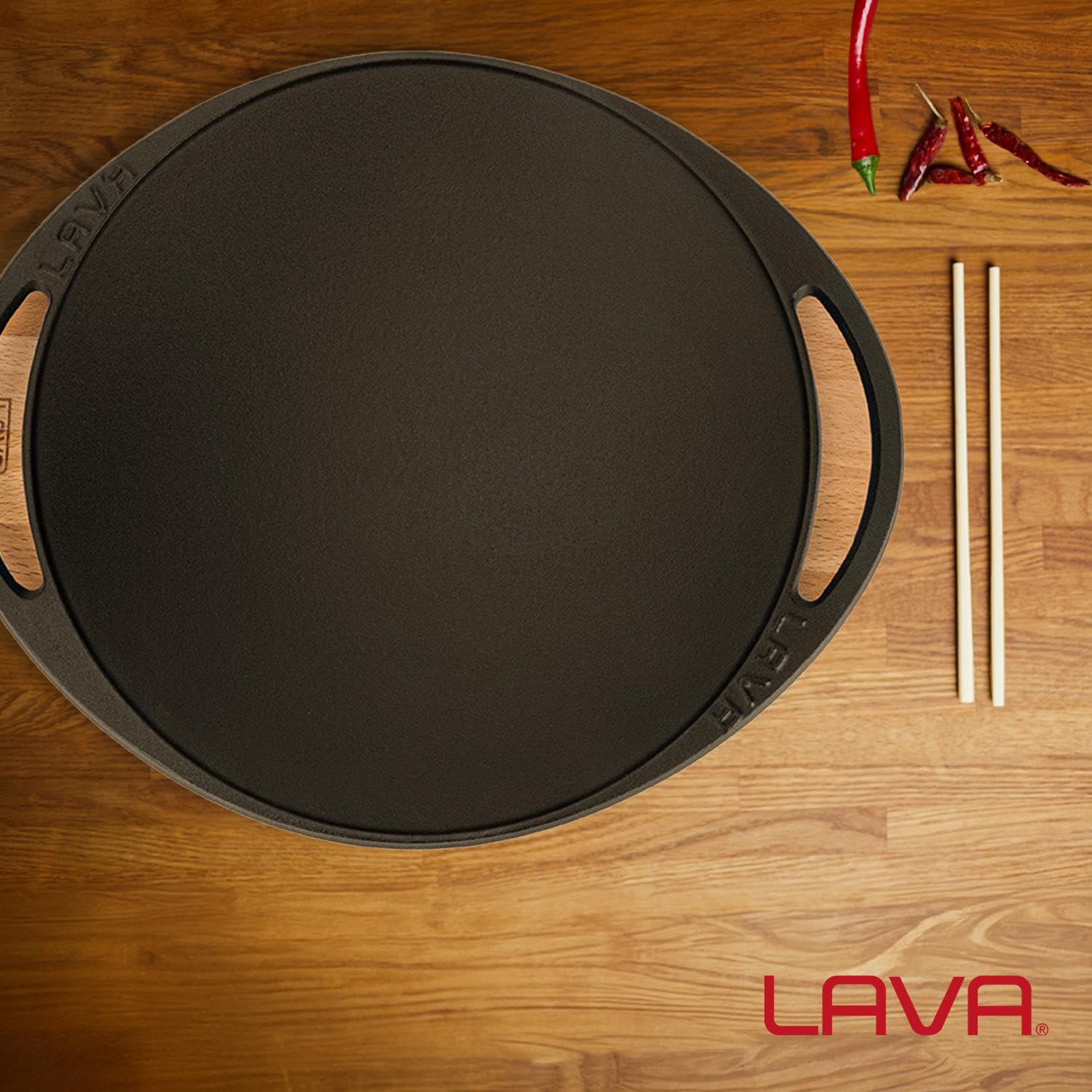 LAVA Gusseisen Bratpfanne mit Metallgriff und Holzunterlage, 28cm, schwarz