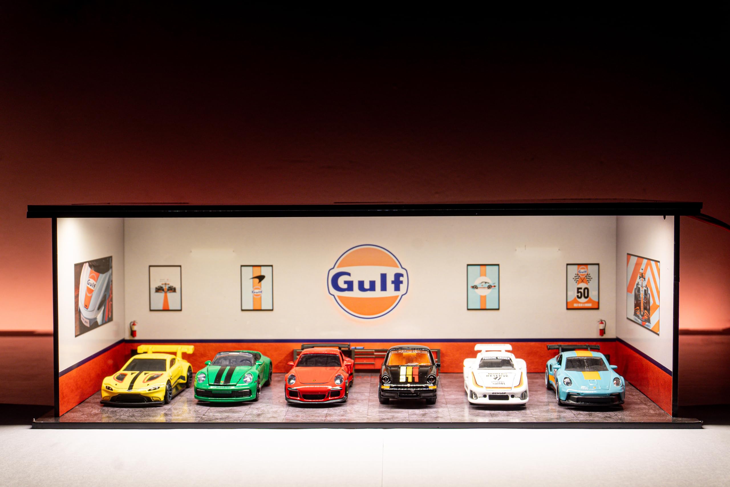 Garage64 Gulf Workshop 1:64 Acrylic Display Garage Diorama with LED (30x14x10 cm) – Classic Race Garage for Diecast Cars, Hot Wheels, MiniGT - Image 5 thumbnail