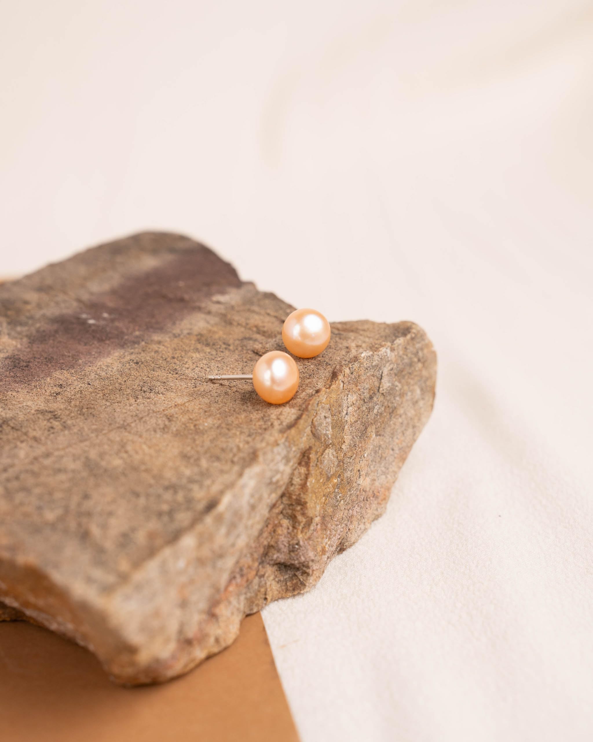 Orecchini da donna di perle bottone coltivate d'acqua dolce in colore arancio pesca SECRET & YOU - Argento sterling 925 - Disponibile in 4 misure da 8 mm a 11 mm