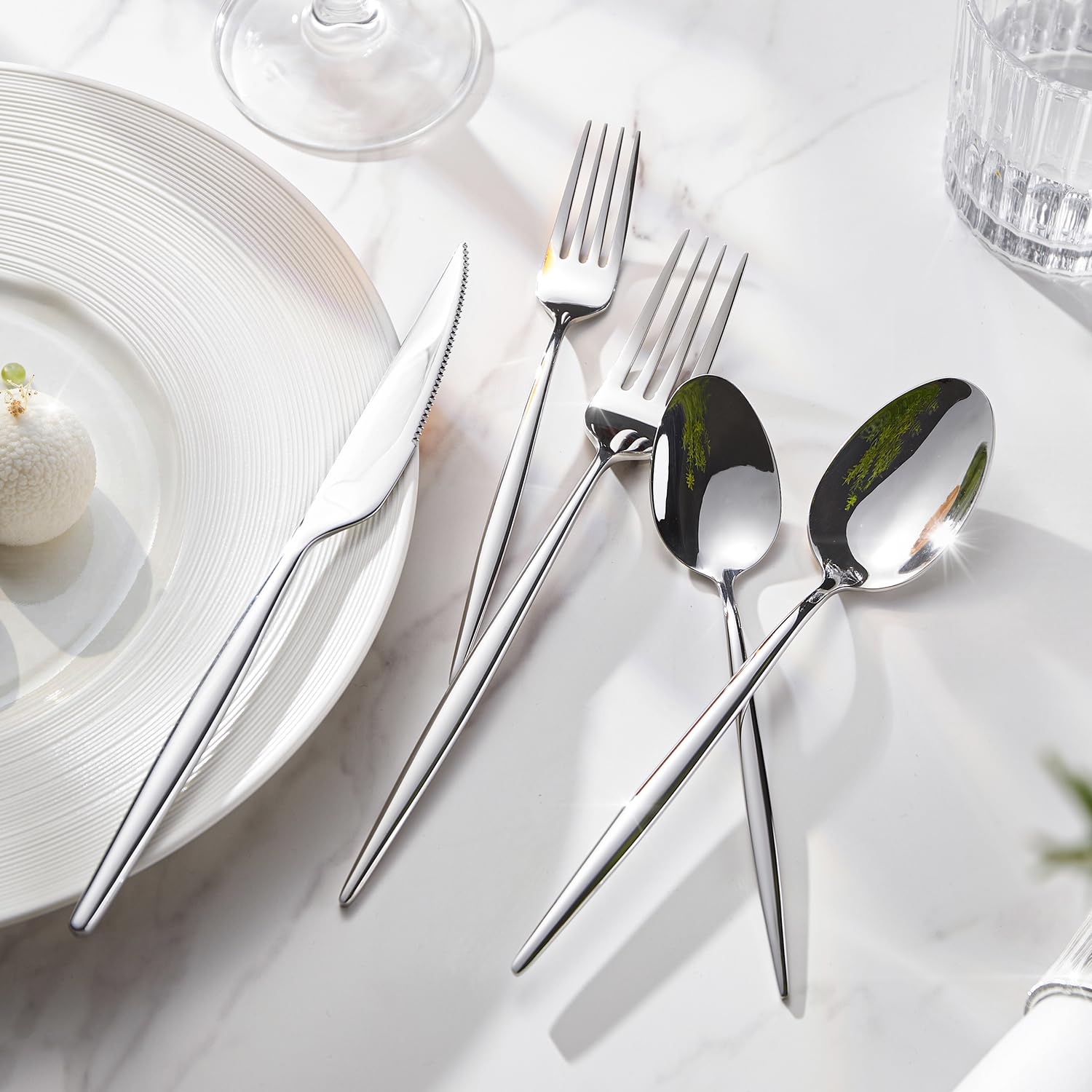 HIKAA Besteck Set 6 Personen, 30-Teiliges Edelstahl Besteckset aus hochwertigem 18/10, Essbesteck mit Gabeln, Messern und Löffeln, Cutlery Set für Restaurant, Hochzeit, spülmaschinenfest(Silber)
