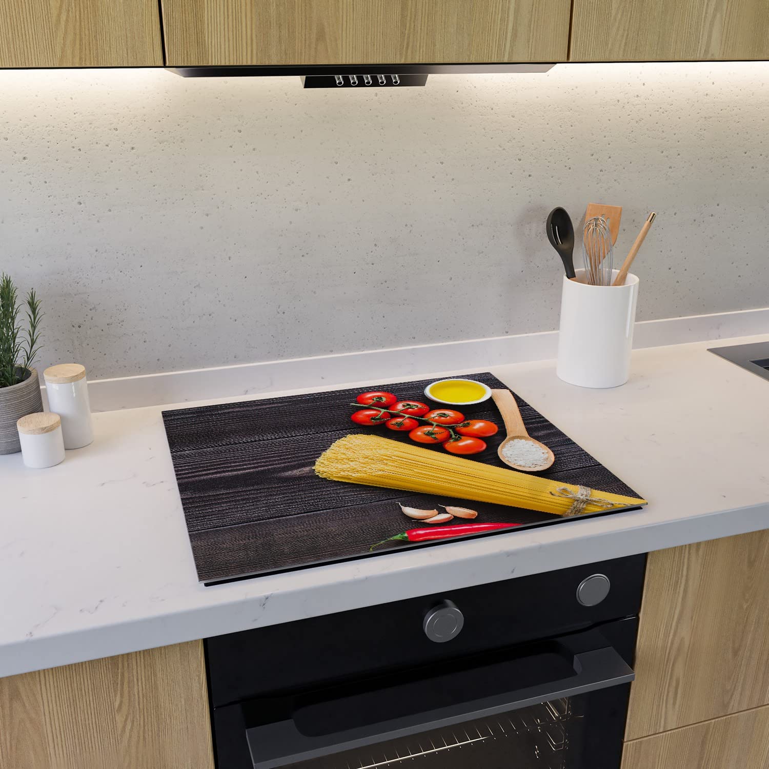 Wallario Herdabdeckplatte/Spritzschutz aus Glas, 1-teilig, 60x52cm mit 8mm hohen Füßen, für Ceran- und Induktionsherde, Italienisches Menü mit Spaghetti, Tomaten, Salz und Chilischoten