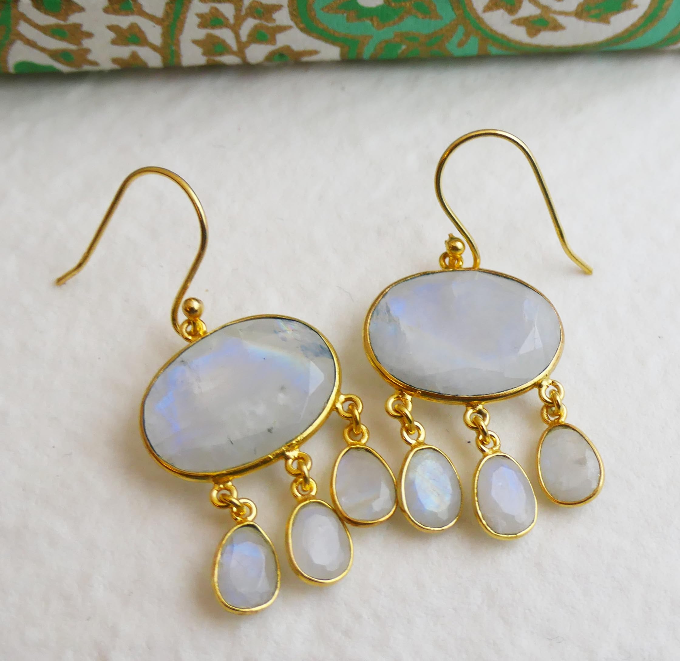 Aretes colgantes de plata esterlina chapados en oro con forma de candelabro de Piedra de la luna