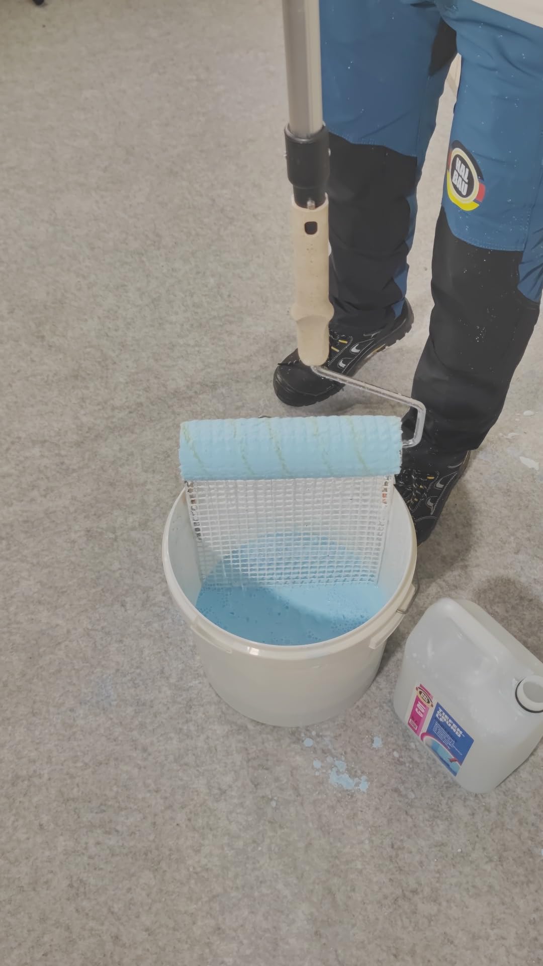 Tiefengrund LF Perfect 20 L, Voranstrich unter Abdichtungen, Grundierung für Putz, Beton + Farbroller 25cm Mikrofaser Set G01