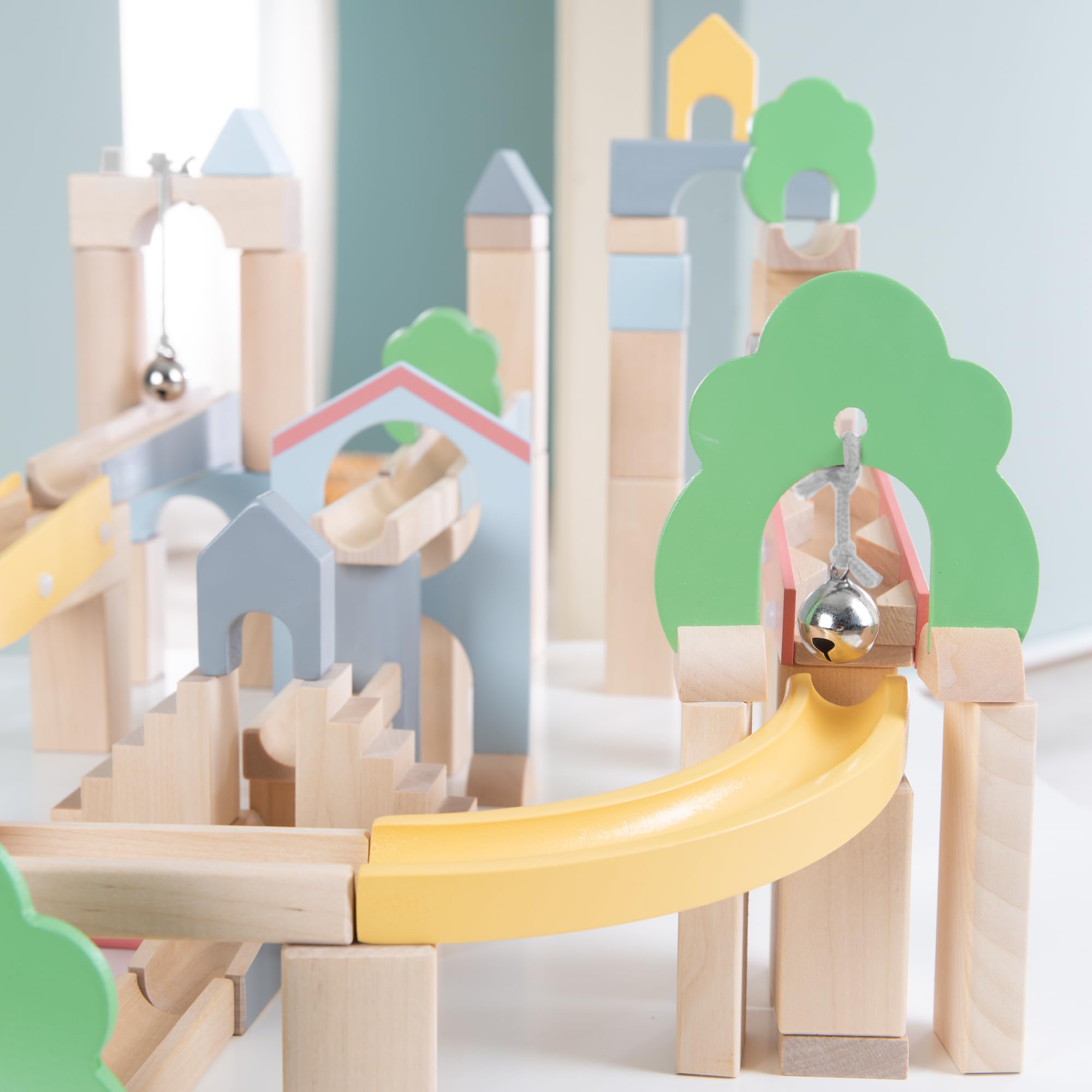 roba Pista de Canicas de Madera - 60 Piezas con Juego Adicional de 20 Piezas para Jardinería - Carrera de Mármol con Efectos Sonoros y 11 Bolas - A Partir de 3 Años