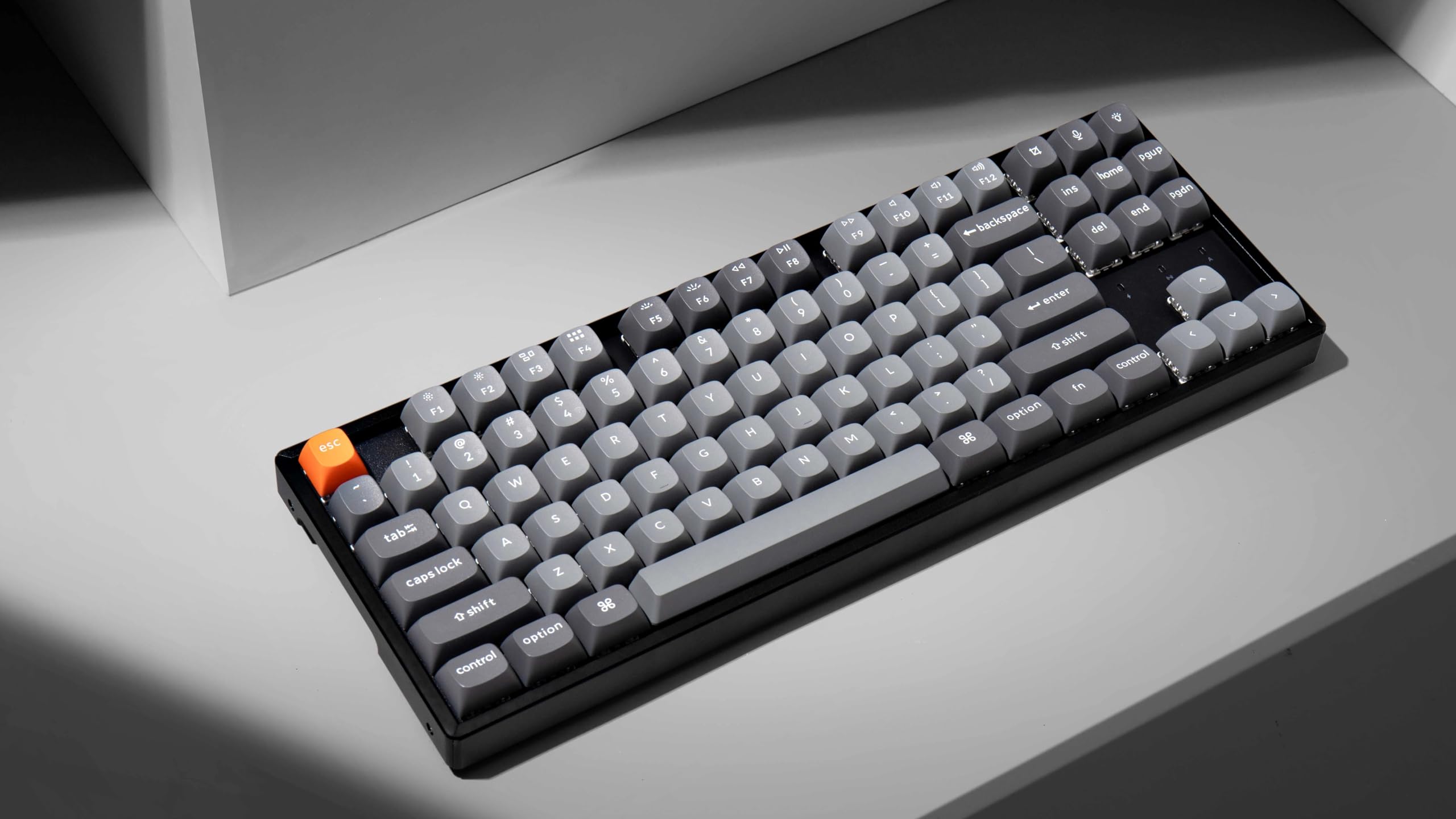 Keychron K8 MAX Tastiera meccanica wireless, 2,4 GHz/Bluetooth/USB-C, LED bianco, QMK/VIA, Macro programmabili, PBT Keycaps, Per Mac Windows, Super Red Switch