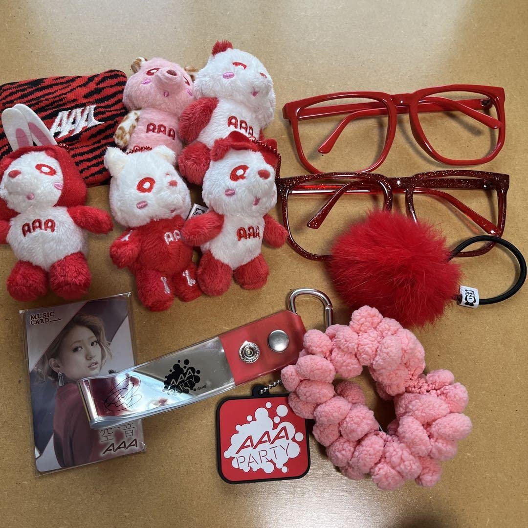 AAA 伊藤千晃 赤グッズ