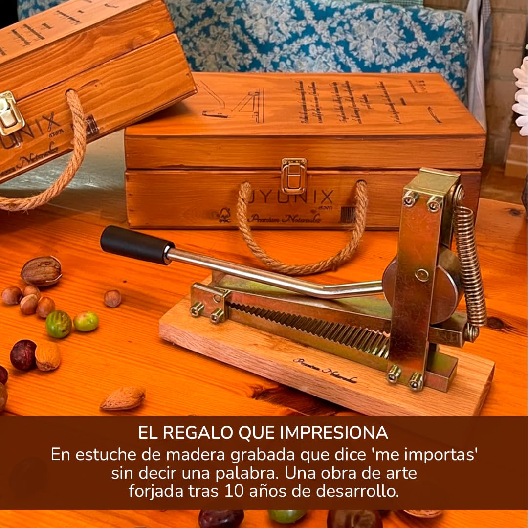 Triturador de Frutos Secos | Acero Bicromatado | Partidor de Almendras y Castañas | Cortador y Pelador de Frutos Secos | Multiusos | Acabado Único y Resistente | Estuche de Madera para Regalo