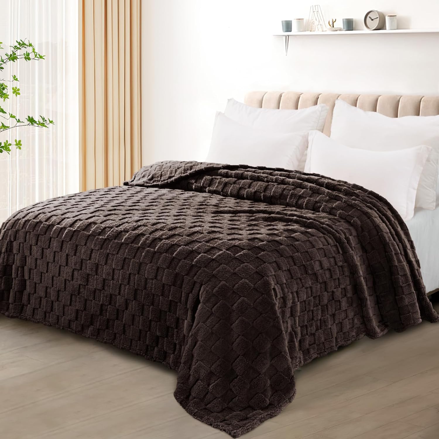 Exclusivo Mezcla King Size Flannel Fleece Blanket, Super Soft and Warm Lightweight Checkered Pattern Blankets for All Seasons, 90x104 Inches, Coffee