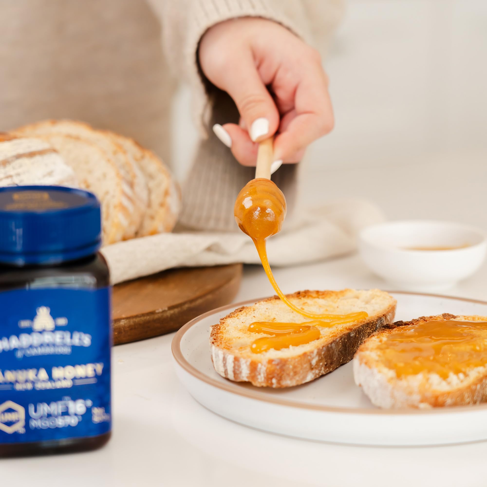 Haddrell's of Cambridge Manuka Honig 550+ MGO (UMF 16+) 1KG | roh und mit hohem MGO-Gehalt | Honig in Premium-Qualität, für Frühstück, Tee, Vorrat und Geschenkideen