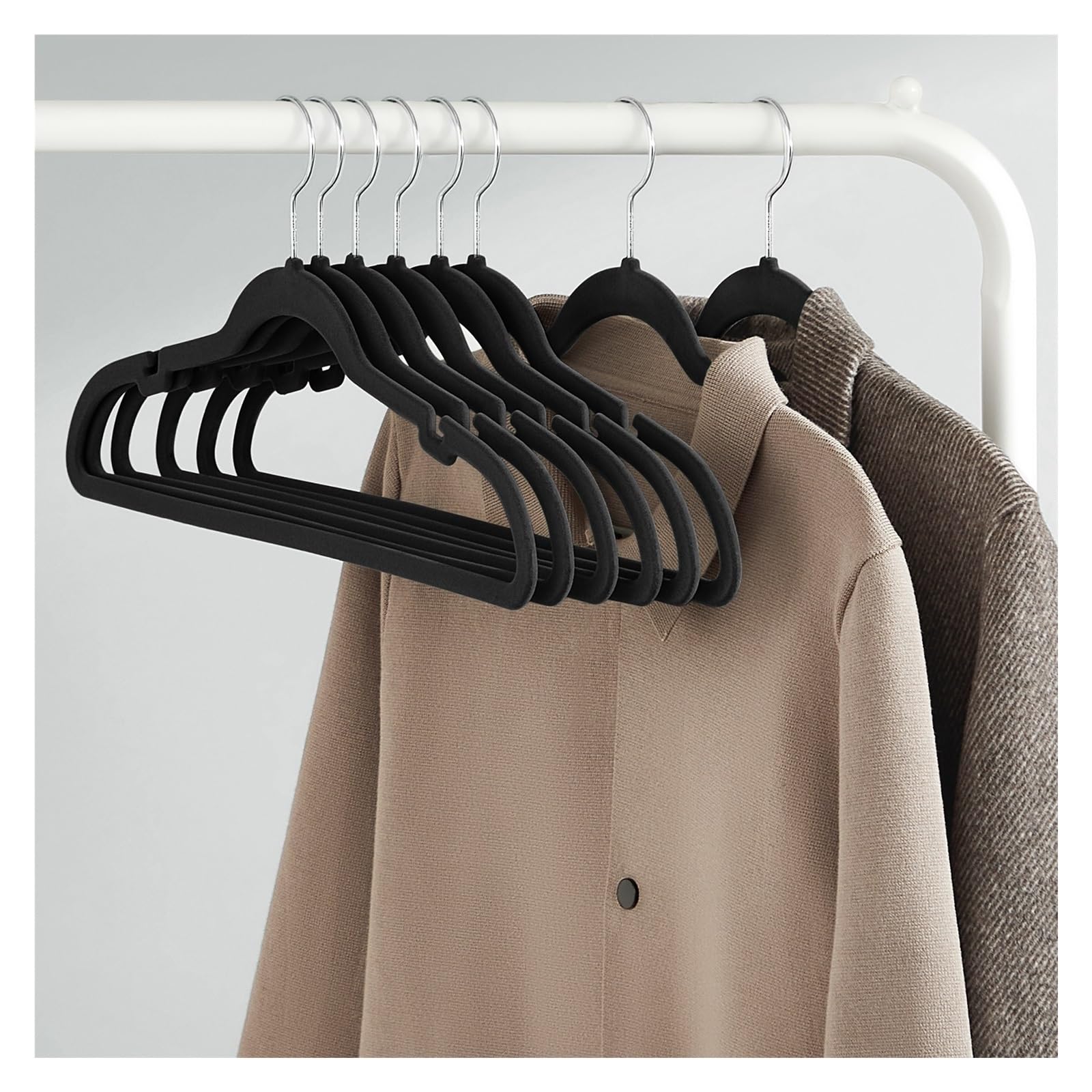 Samt Kleiderbügel Kleiderbügel aus Samt, 30/50 Stück, rutschfest, mit Schulterkerben, Hosenstange, 360° drehbarer Haken for die Aufbewahrung von Anzügen(Beige,10 Pack)