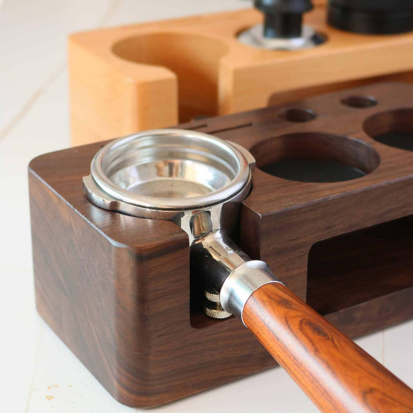 Kaffeetamperstation mit Rutschfester Matte, robustem Holzständer, einzigartigem Siebträgerhalter und Kaffeezubehör.