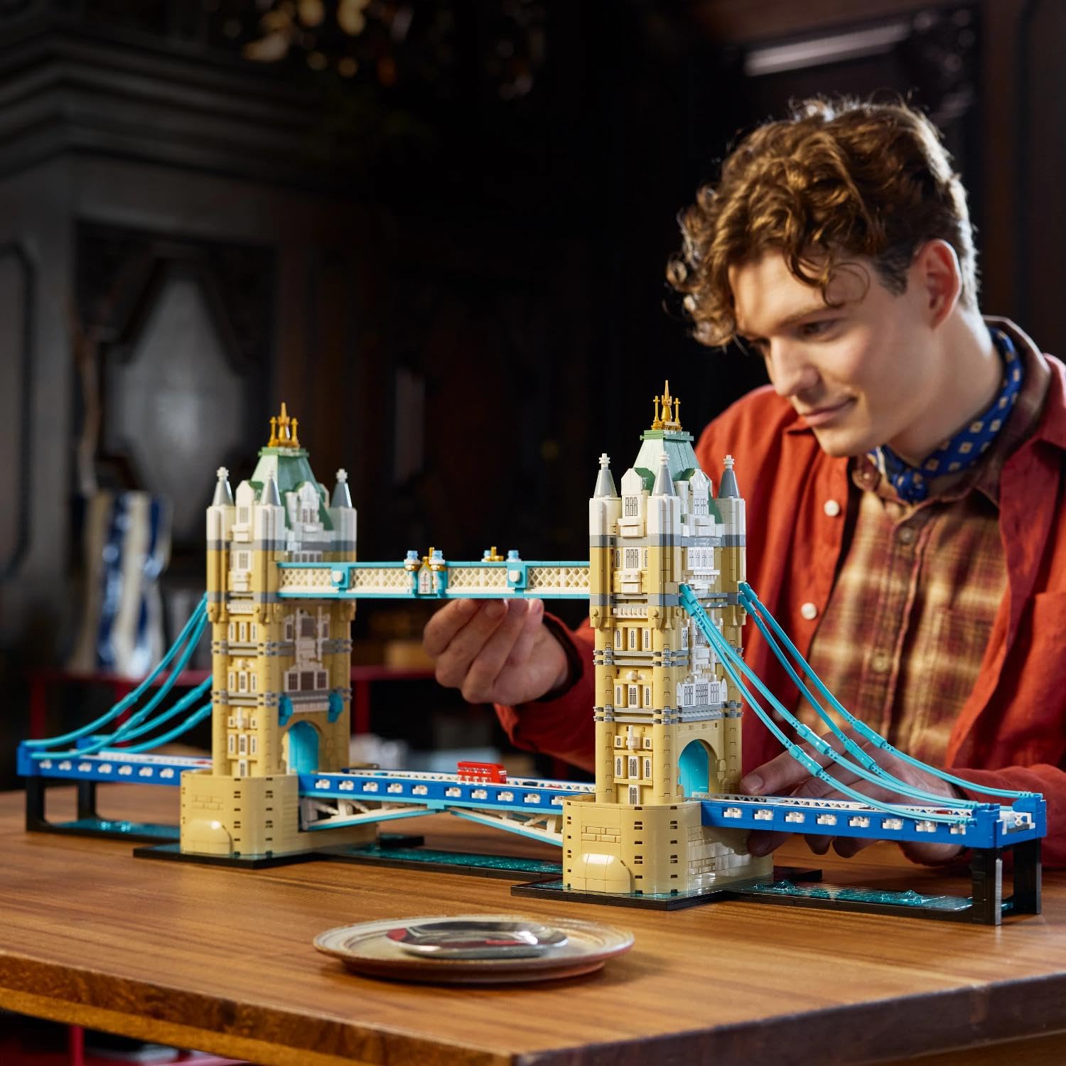 LEGO Architecture Tower Bridge - DIY Miniatur Modellbau für Erwachsene - 3D Regal Deko Set mit hochklappbaren Baskülen, Fluss Themse Sockel & London Doppeldeckerbus - Sammelbares Geschenk - 21067