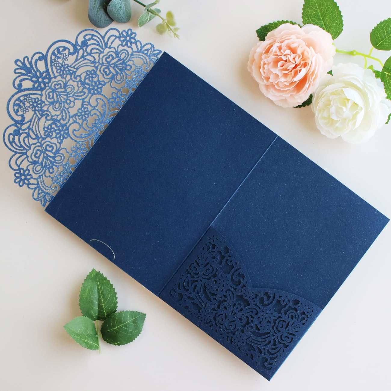 Hosmsua Einladungstaschen für Hochzeitseinladungen, lasergeschnitten, Blumenmotiv, mit Umschlägen für Hochzeit, Brautparty, 16 Einladungen (ohne Innenblatt), Marineblau, 50 Stück