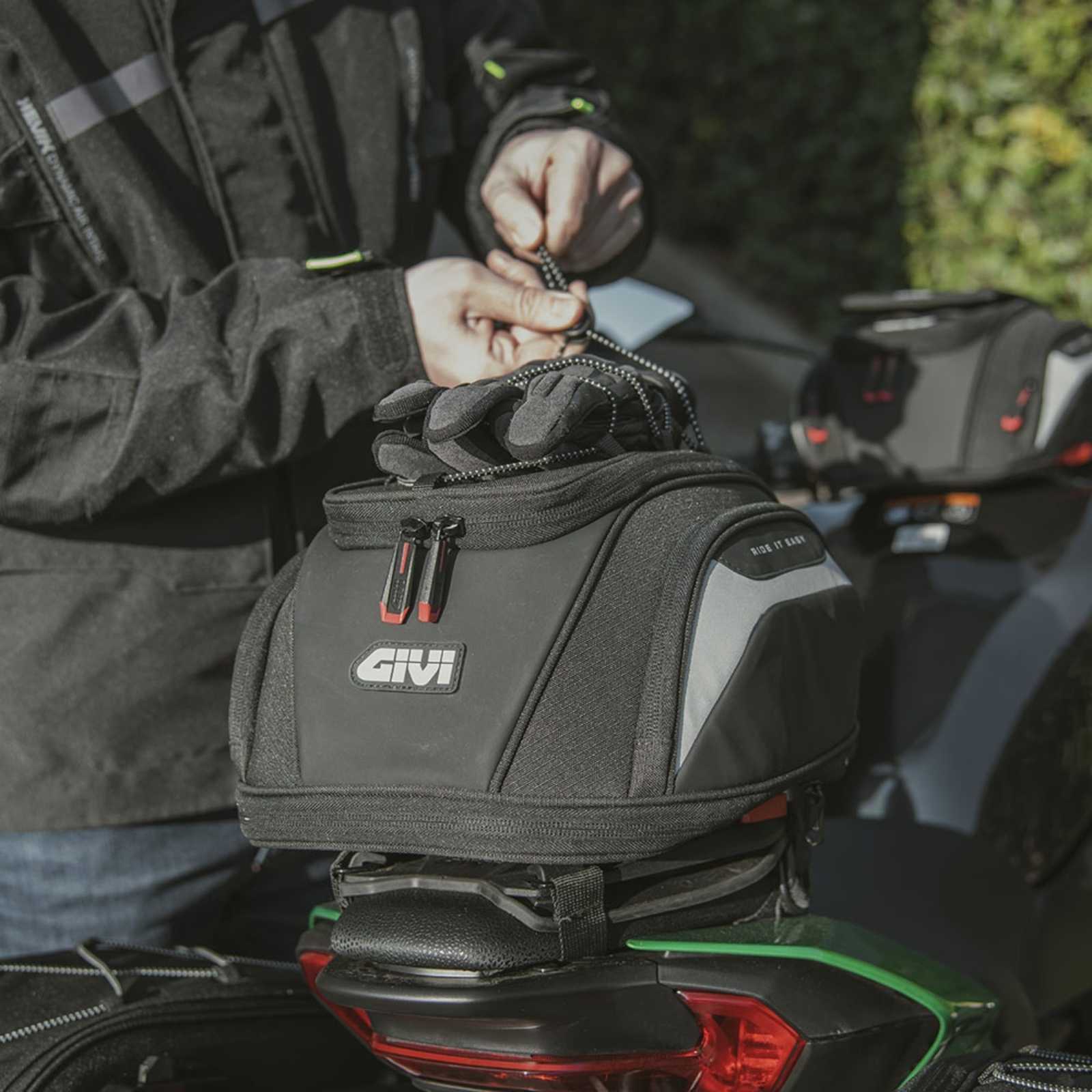 GIVI EASY07 – Borsa da Sella Moto 11‑14 L Estendibile con Copertura Antipioggia, Tasche Multiple e Sistema Seatlock/Tanklock – Nero