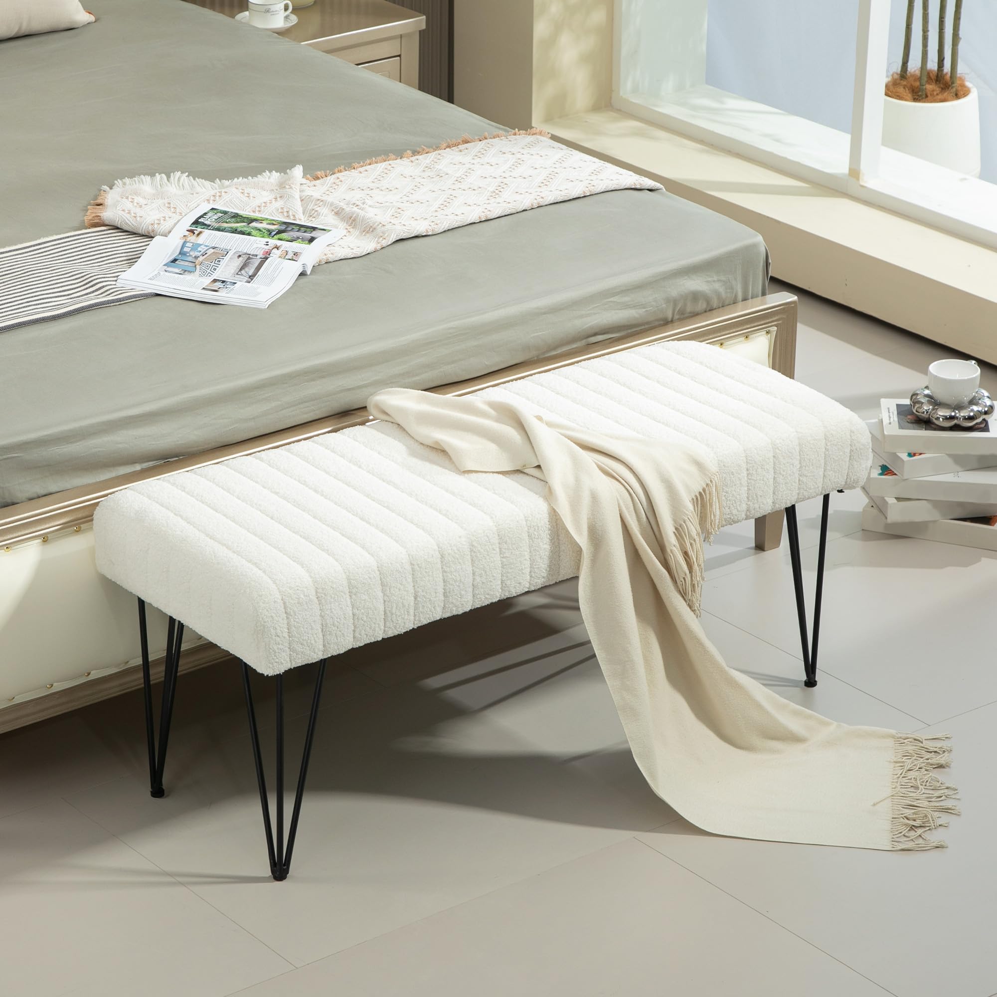 HOMCOM Banc Bout de lit Banquette en Tissu Bouclette Blanc avec Pieds épingle en métal Noir 118,5l x 46P x 49,5H cm crème