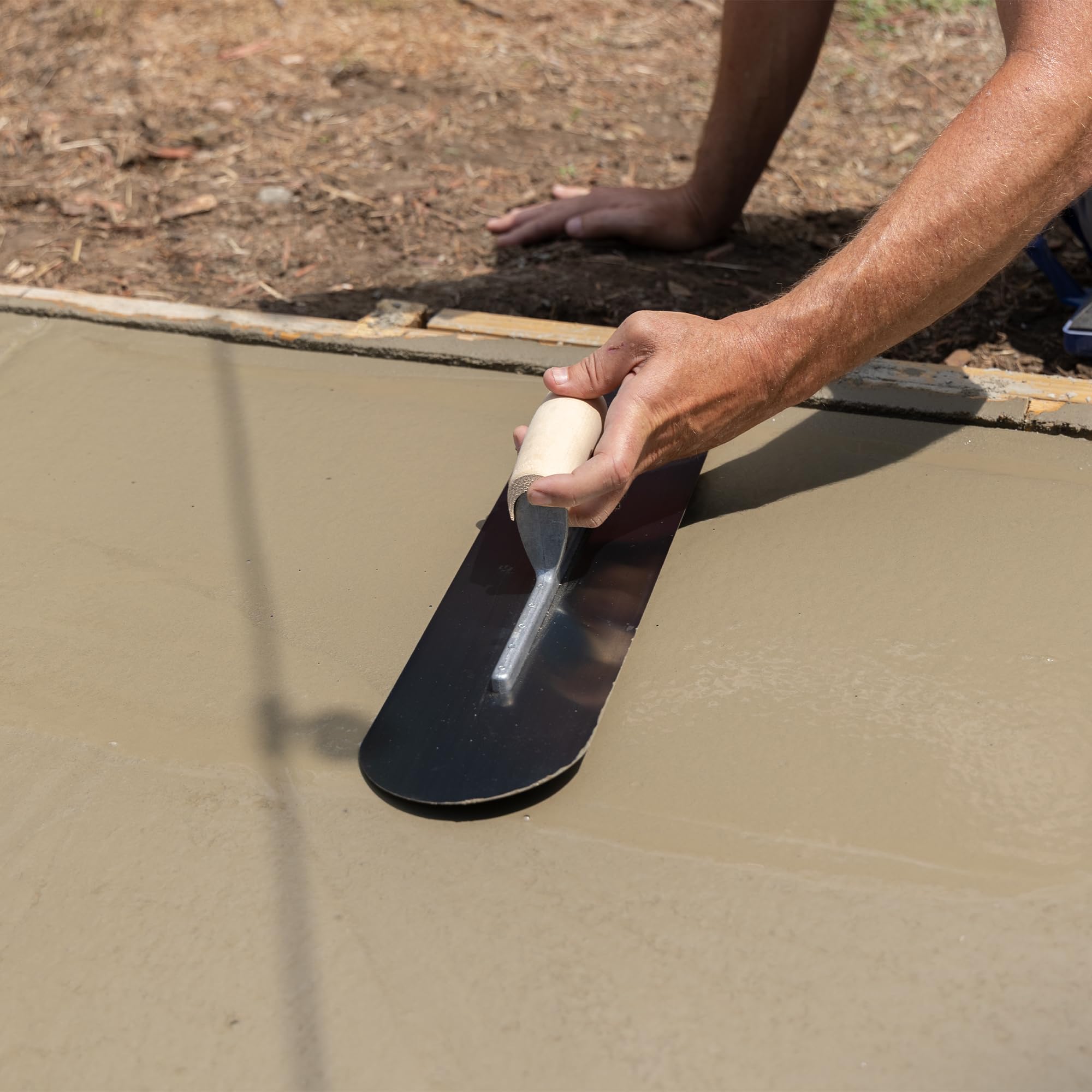Marshalltown Truelle pour Piscine avec Manche en Bois - Acier Bleu pour Sol et Béton - Dimensions 508x127 mm